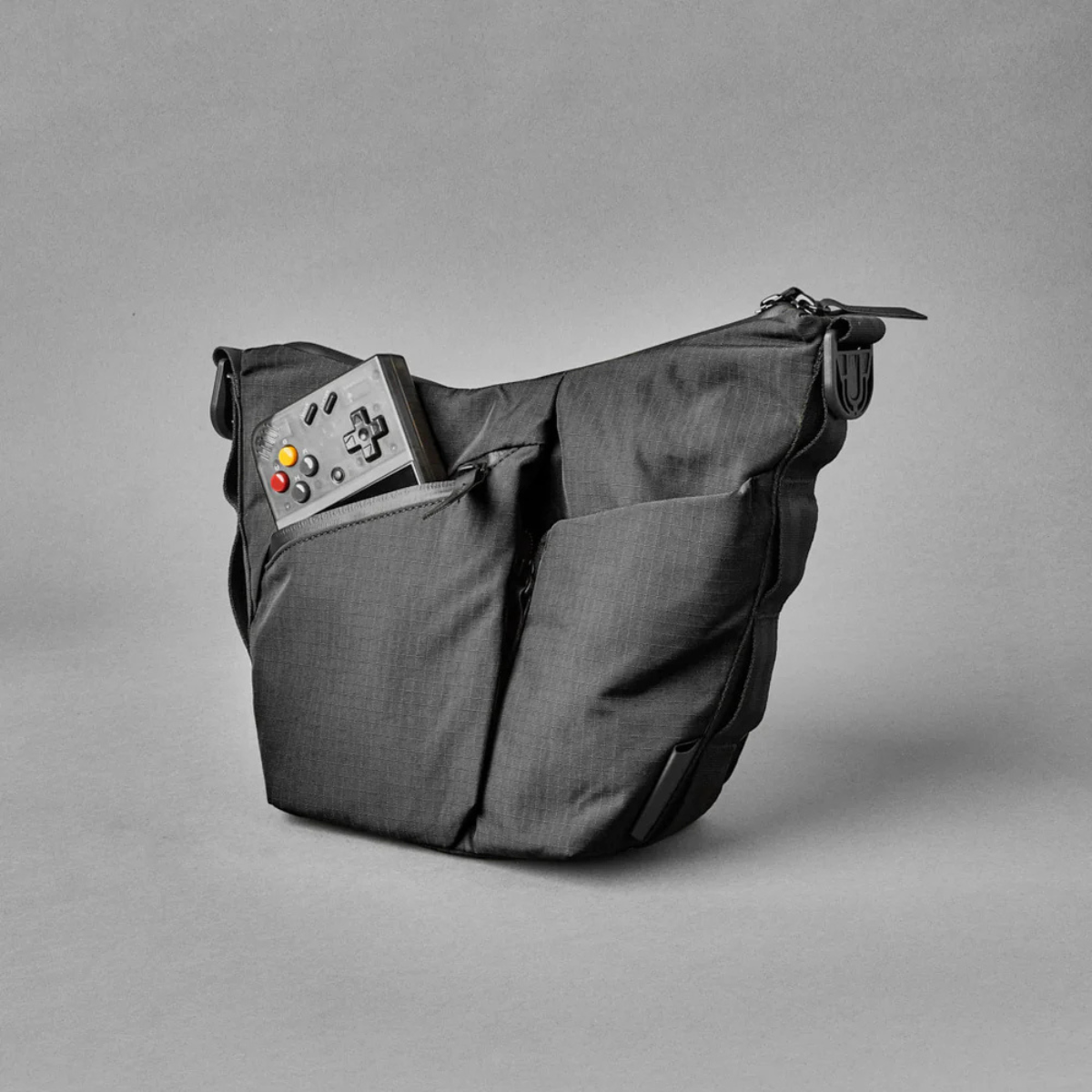 Alpaka Flow Satchel 側肩包
正面的快速存取口袋可輕鬆存放必需品,並配有內建鑰匙夾。