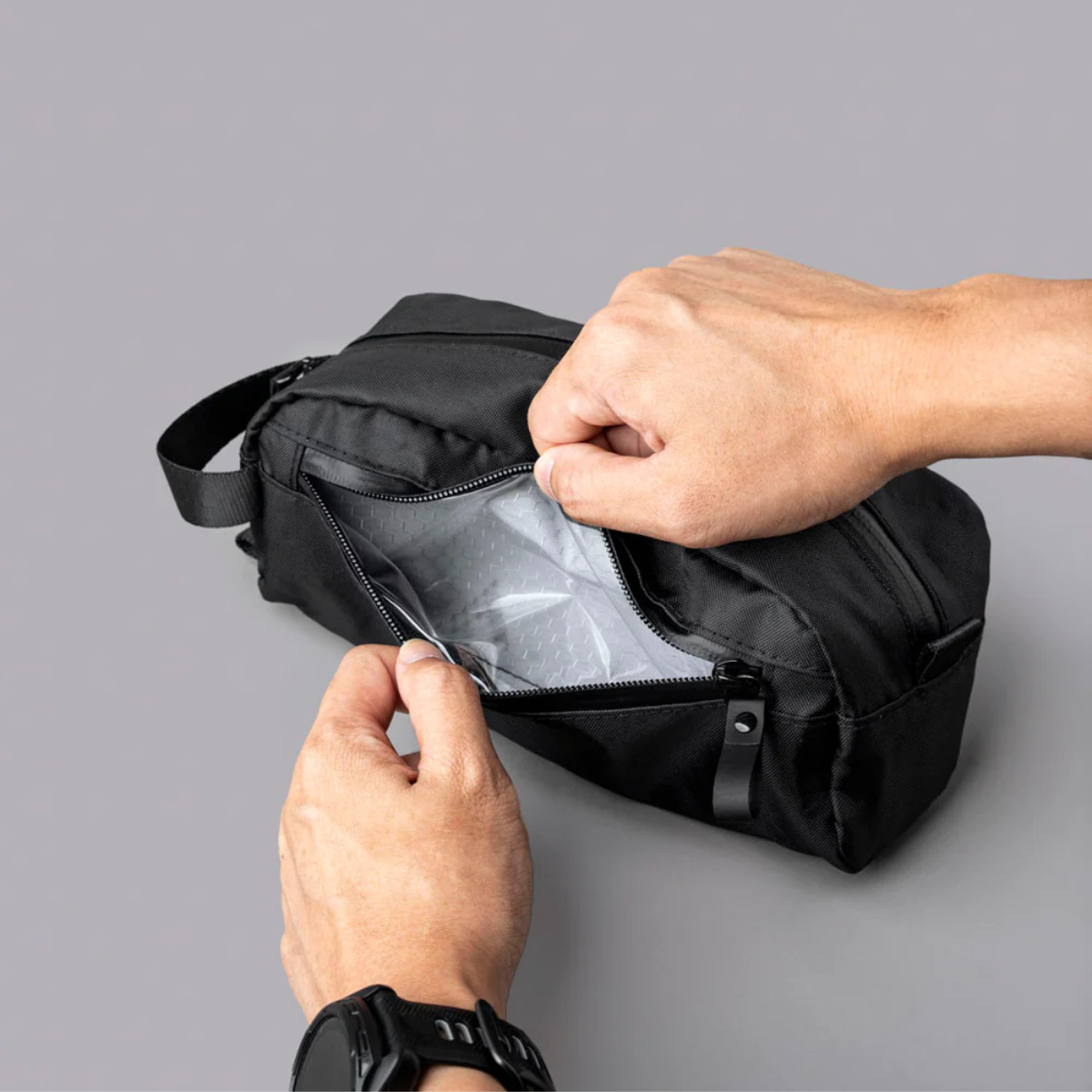 防漏前袋: 前置防潑水口袋可安全存放濕物或應急液體溢漏。