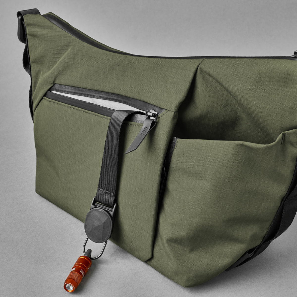 Alpaka Flow Satchel 側肩包
正面的快速存取口袋可輕鬆存放必需品,並配有內建鑰匙夾。