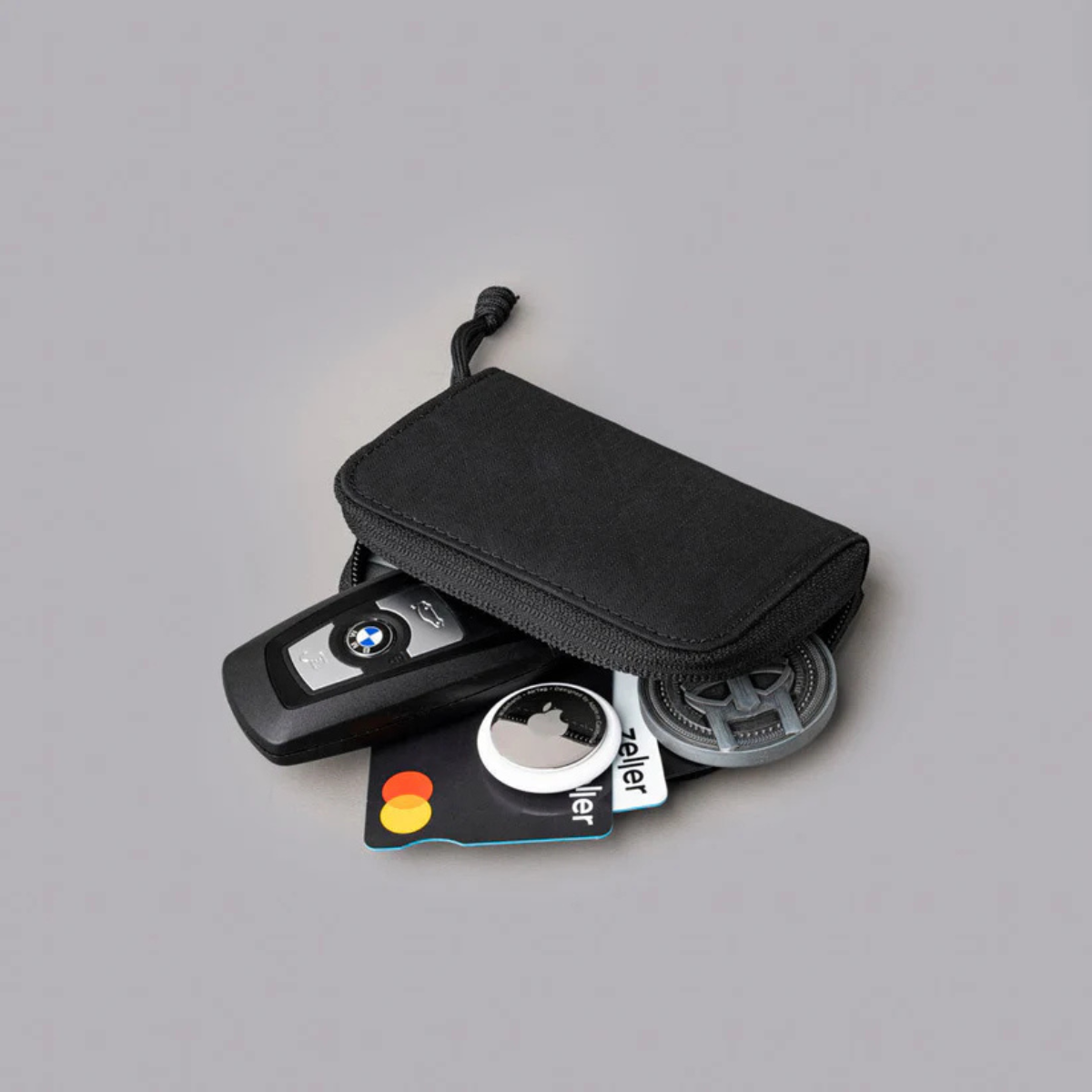 可容納最多 15 張卡片、5 枚硬幣及紙幣,滿足日常需求。