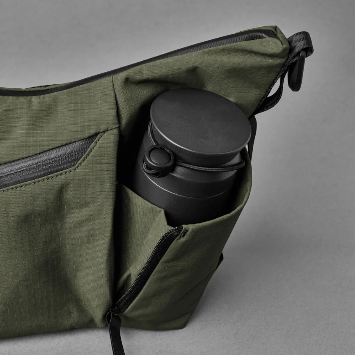 Alpaka Flow Satchel 側肩包
拉鍊擴充角撐板可讓您容納 1 公升大的瓶子。