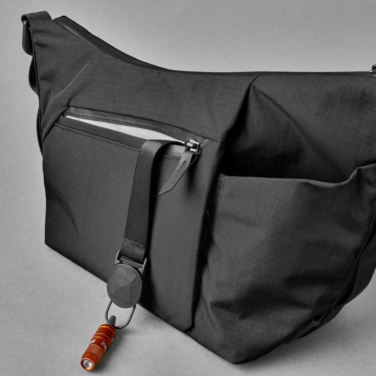 Alpaka Flow Satchel 側肩包
正面的快速存取口袋可輕鬆存放必需品,並配有內建鑰匙夾。