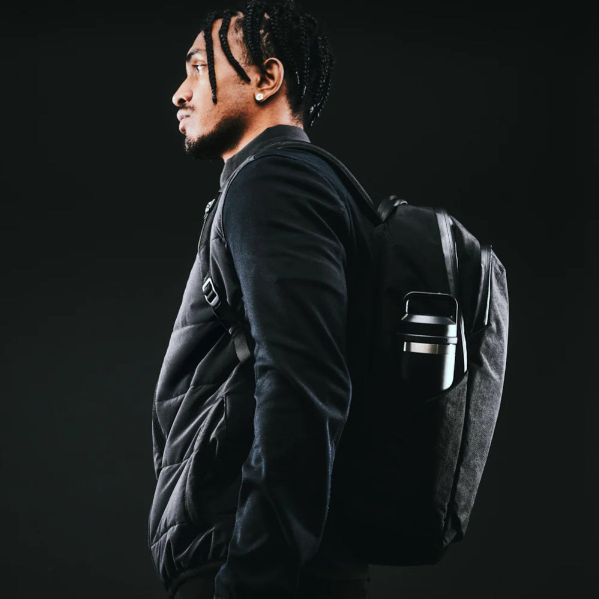 Alpaka Bravo Backpack:
側袋可容納飲水瓶,旅行時方便取用。