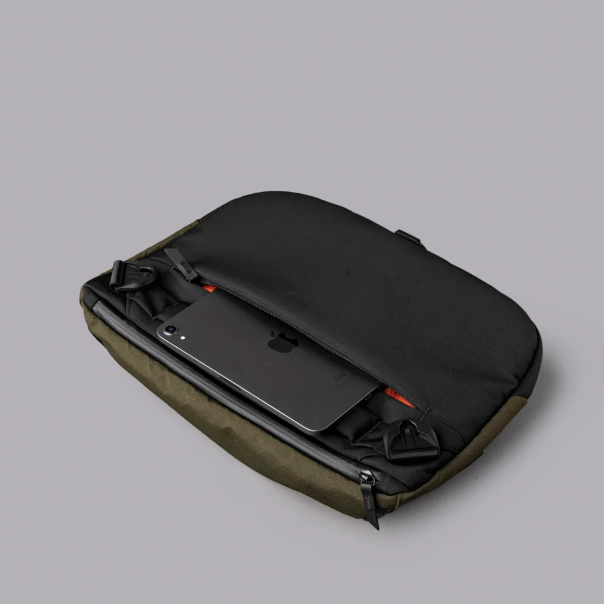 後隔層可容納 12.9 吋平板電腦。