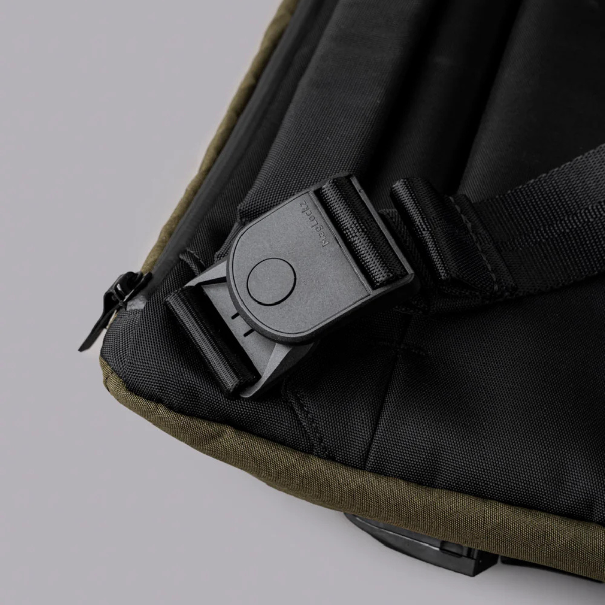 可拆卸雙面肩帶,輕鬆轉換攜帶模式。