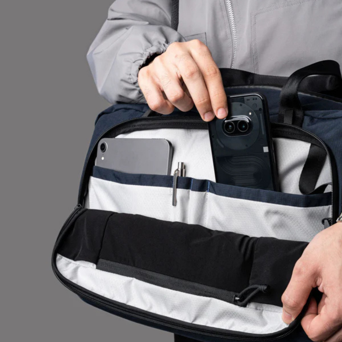 【Alpaka】Bravo Brief 商務手提包 400D|輕便防潑水
多功能前置管理面板:內含 2 個滑袋、2 個筆插、1 個網狀拉鍊袋,收納日常用品與小型設備更加高效。