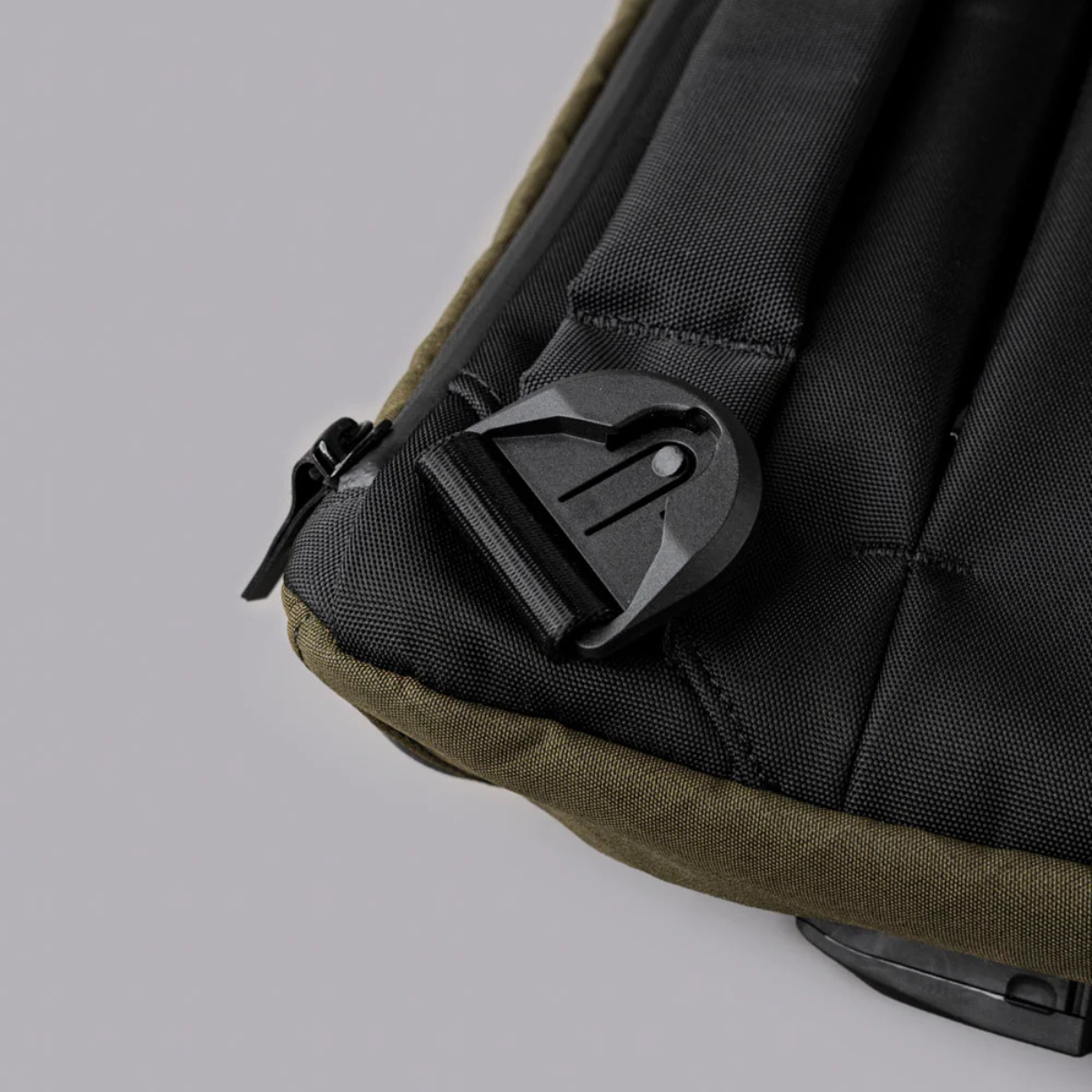 可拆卸雙面肩帶,輕鬆轉換攜帶模式。