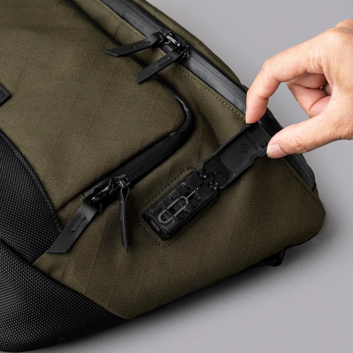 隱藏式 SIM/MicroSD 卡座及彈出插銷,方便旅行所需。