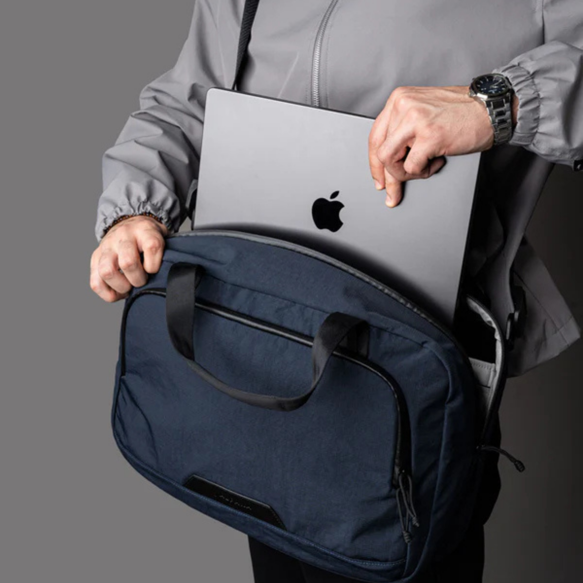 【Alpaka】Bravo Brief 商務手提包 400D|輕便防潑水
筆記型電腦保護套:內部加墊 16 吋筆記型電腦專屬隔層,並採用柔軟內襯,提供卓越保護。