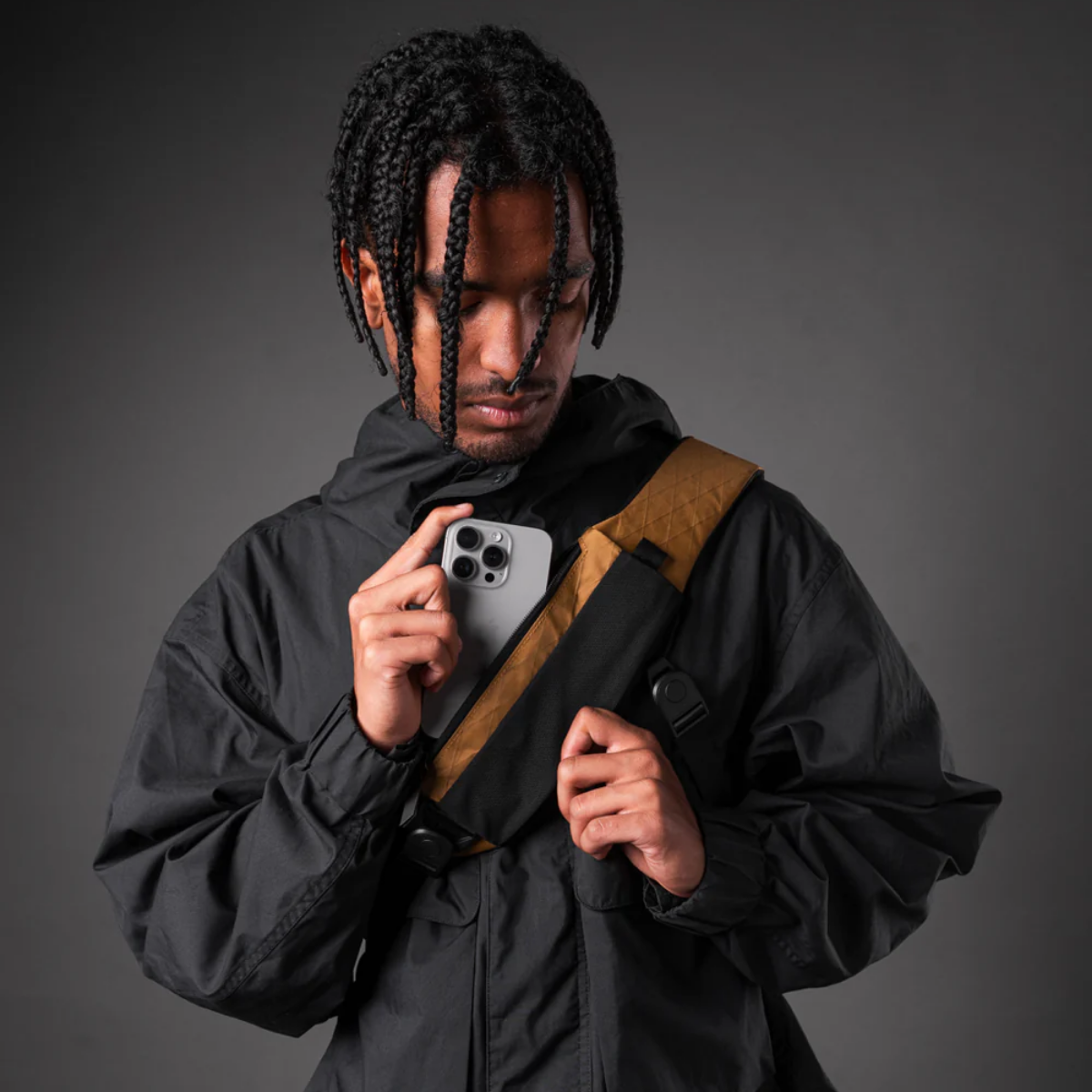 易於拿取、有拉鍊的一體式手機套