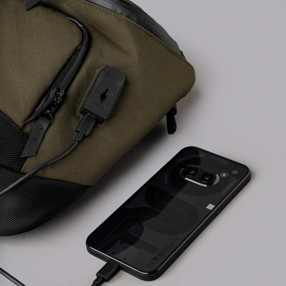 配備外部 USB 充電埠(含 USB-C 連接線),滿足移動充電需求。