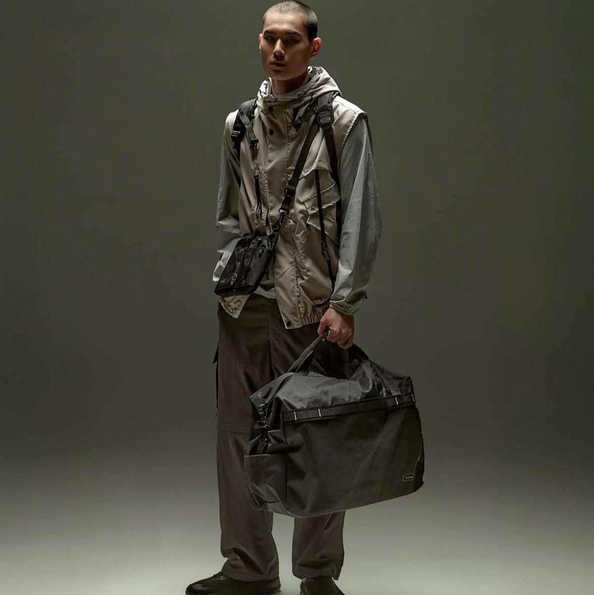 Bitplay 45L 行李袋,採用抗撕裂防水材質,具備多功能收納設計,支援手提、肩背及行李箱固定,適合旅行與日常使用的輕便耐用包款。