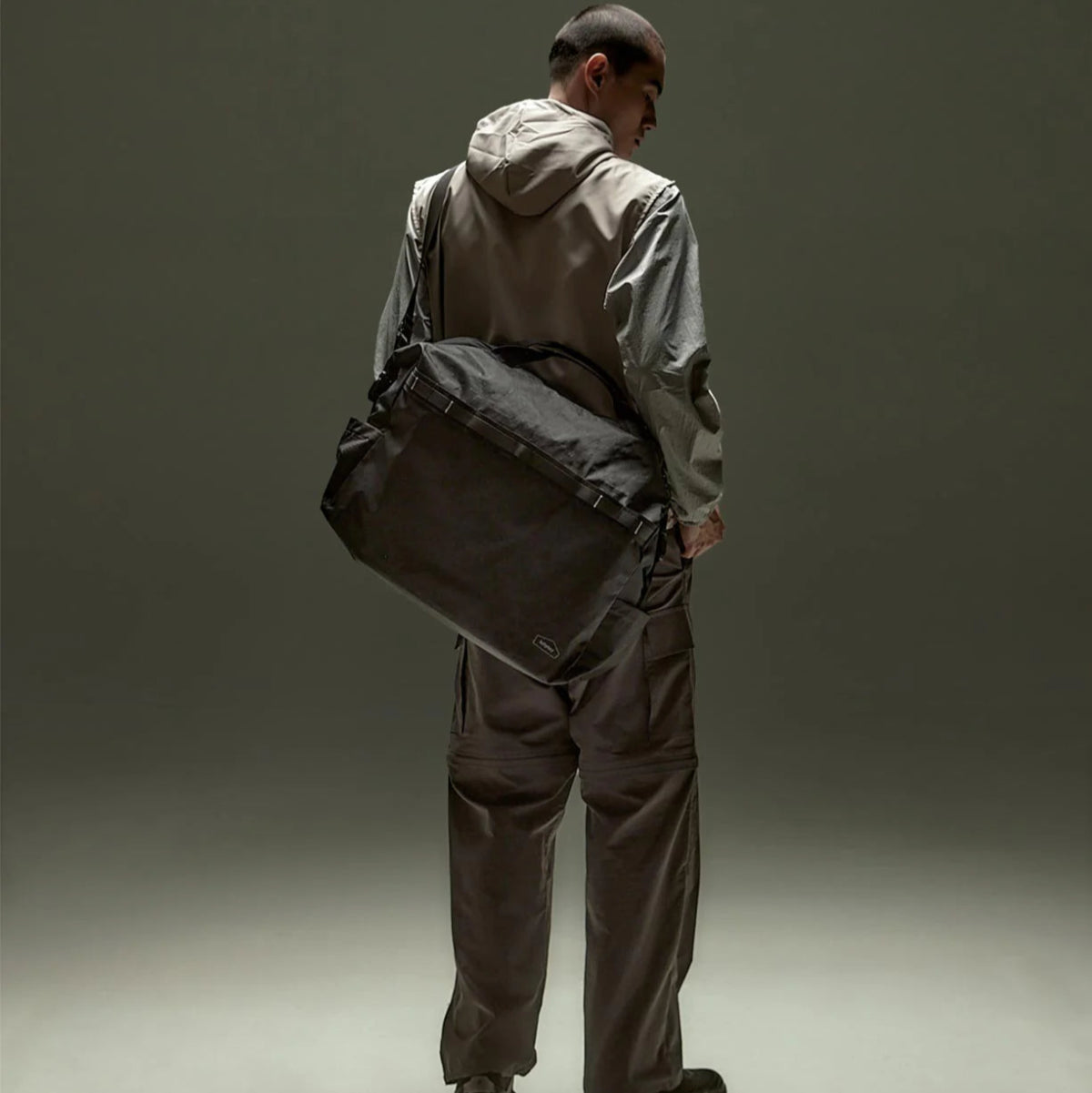 Bitplay 45L 行李袋,採用抗撕裂防水材質,具備多功能收納設計,支援手提、肩背及行李箱固定,適合旅行與日常使用的輕便耐用包款。