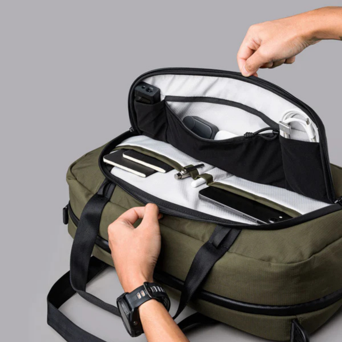 【Alpaka】Bravo Brief 商務手提包 400D|輕便防潑水
多功能前置管理面板:內含 2 個滑袋、2 個筆插、1 個網狀拉鍊袋,收納日常用品與小型設備更加高效。