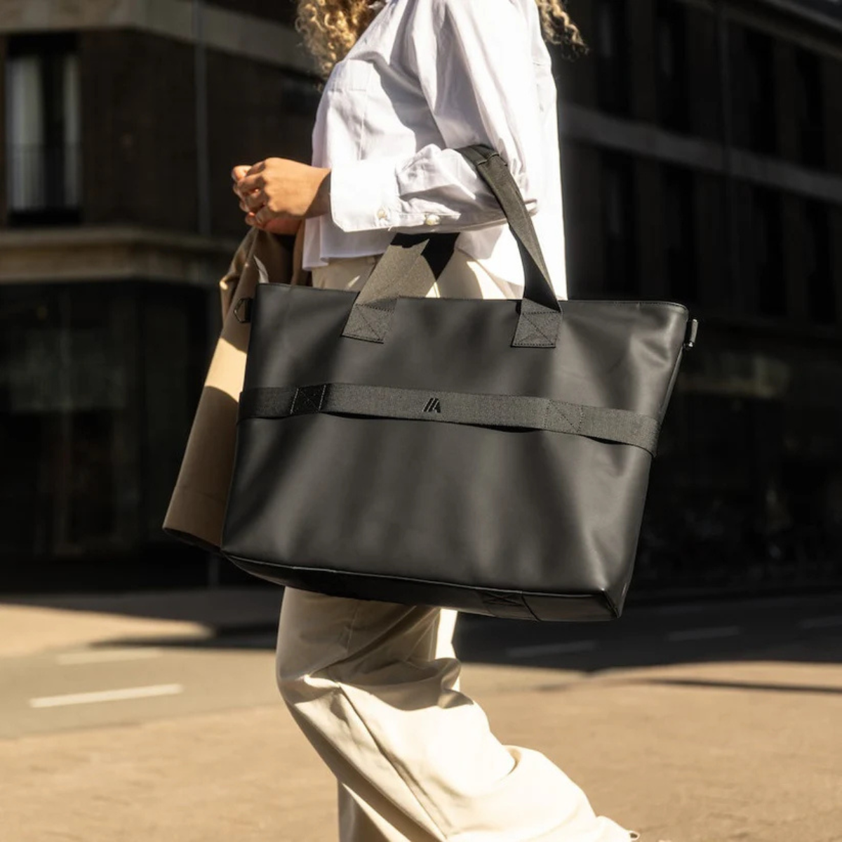 配備高端可調節肩帶及輕量設計(僅 1.1kg),長時間使用也能保持舒適。