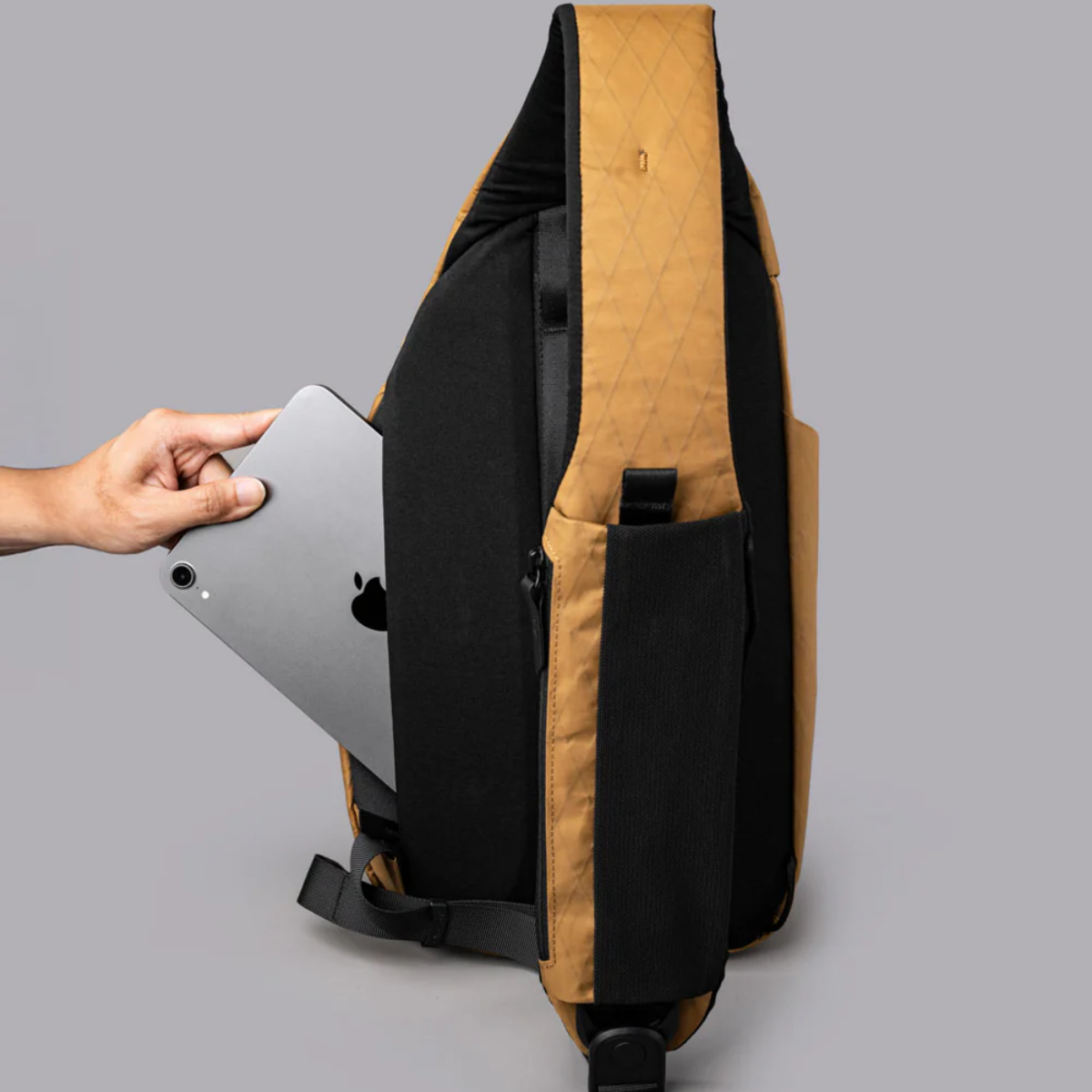 隱藏的側袋可讓貴重物品遠離視線