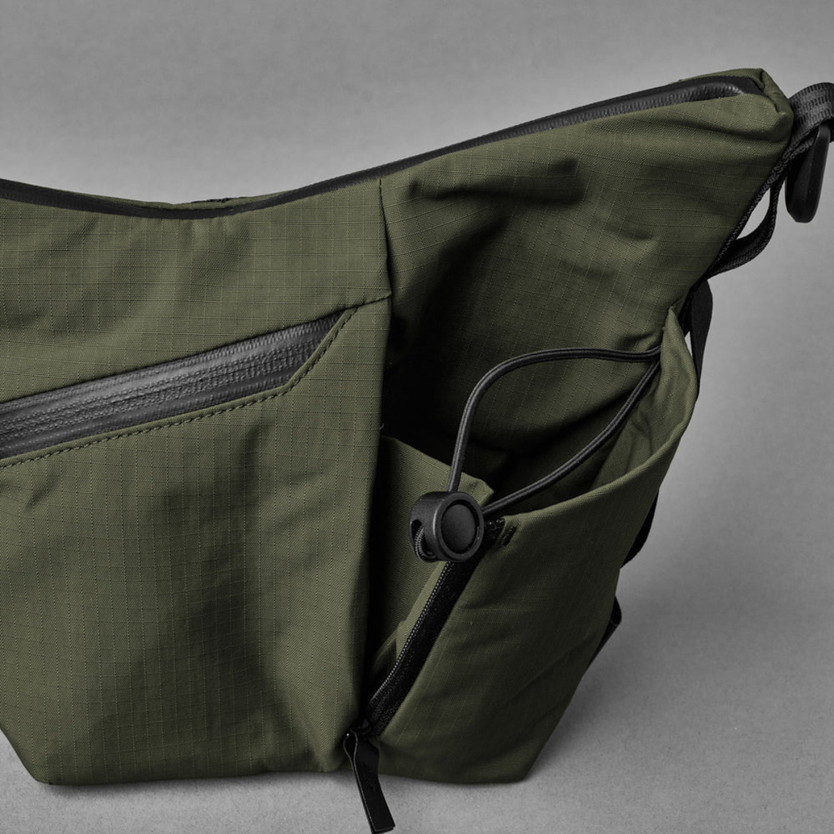 Alpaka Flow Satchel 側肩包
拉鍊擴充角撐板可讓您容納 1 公升大的瓶子。