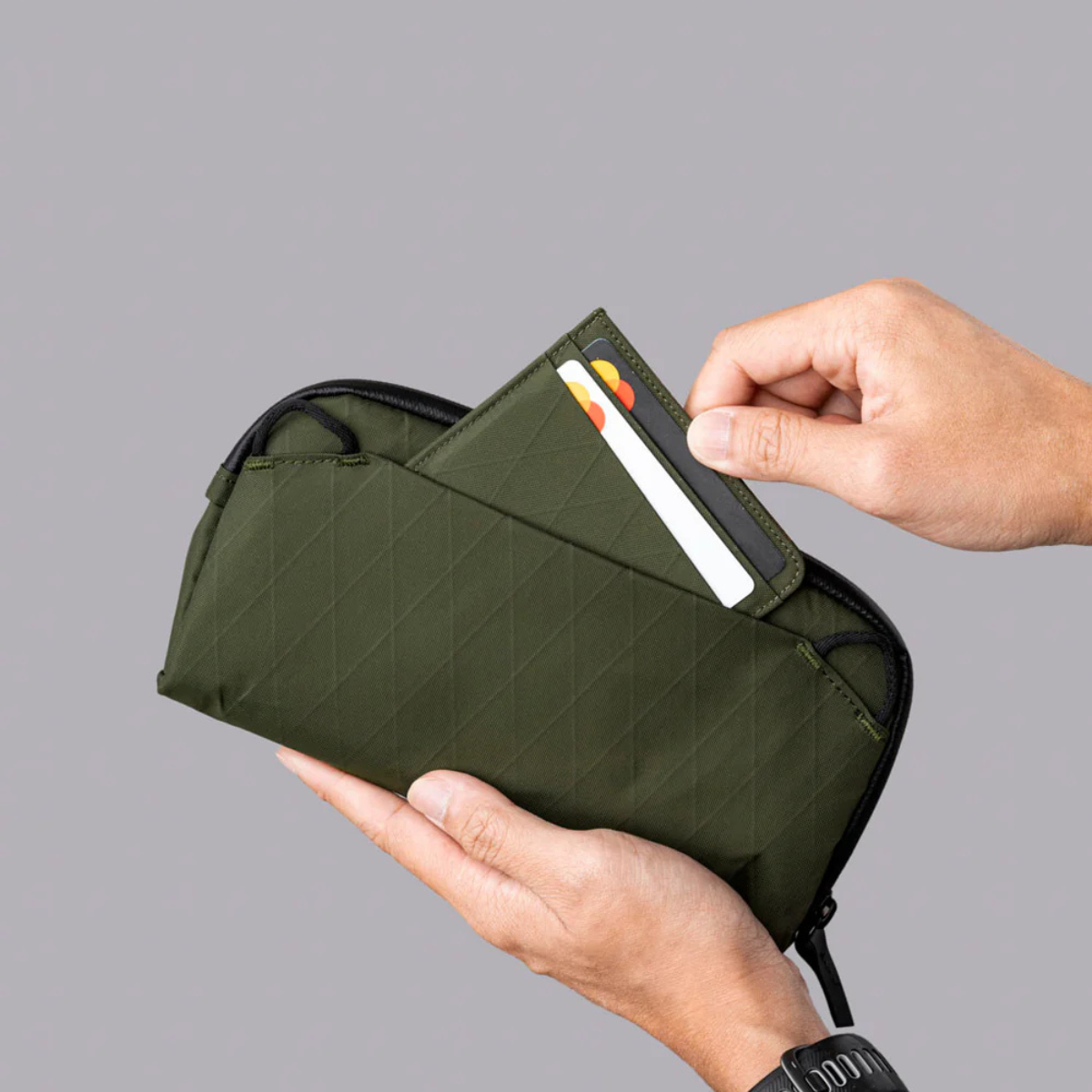 後插袋可在辦理登機手續時方便取用(但隱藏)您的護照,無需拉上和拉開小袋的拉鍊。