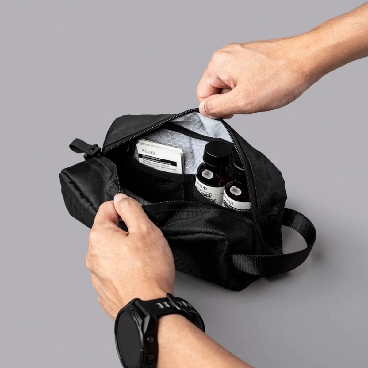 高效分類收納: 全長透明口袋與兩個網狀口袋,便於快速找到小型瓶罐或其他物品。