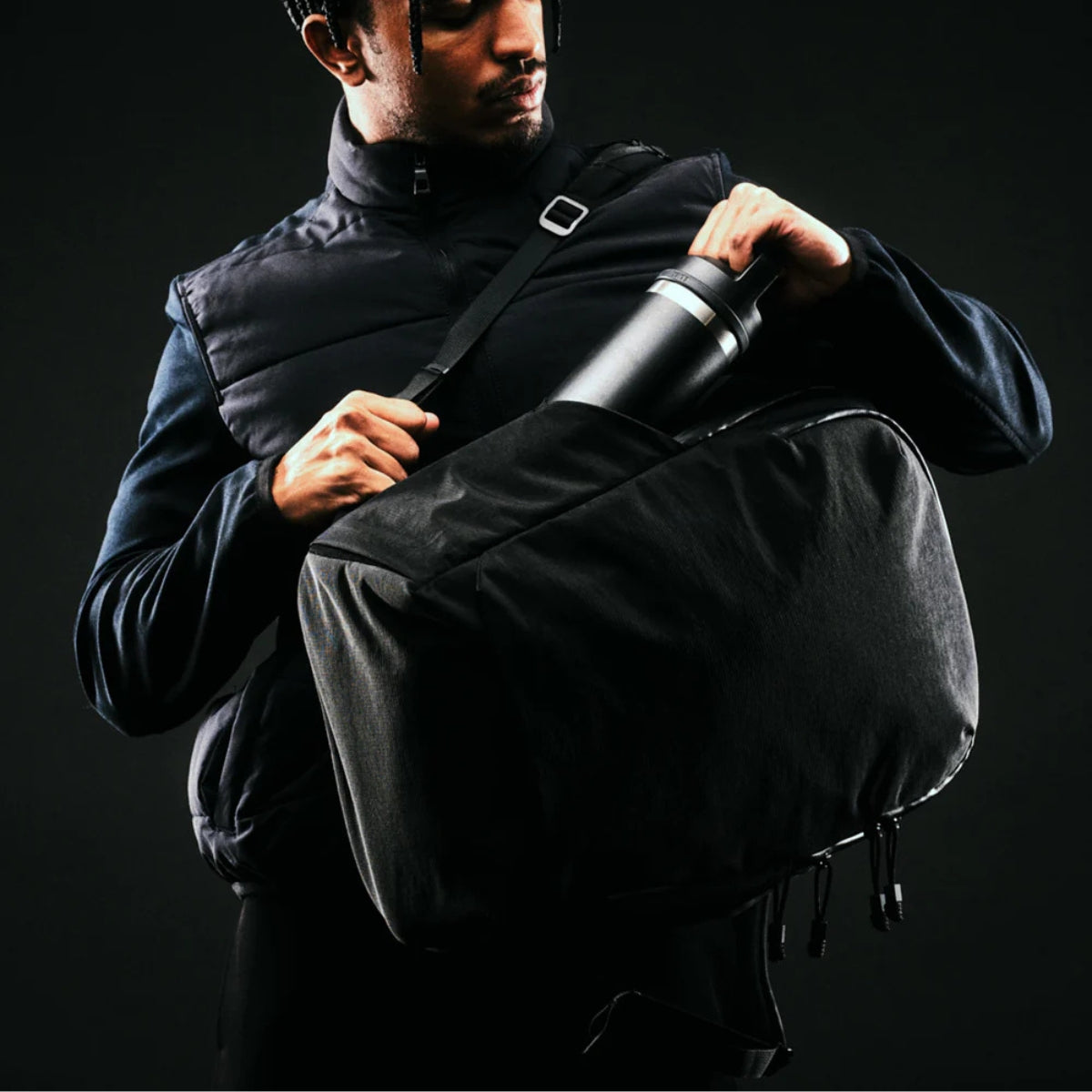 Alpaka Bravo Backpack:
側袋可容納飲水瓶,旅行時方便取用。