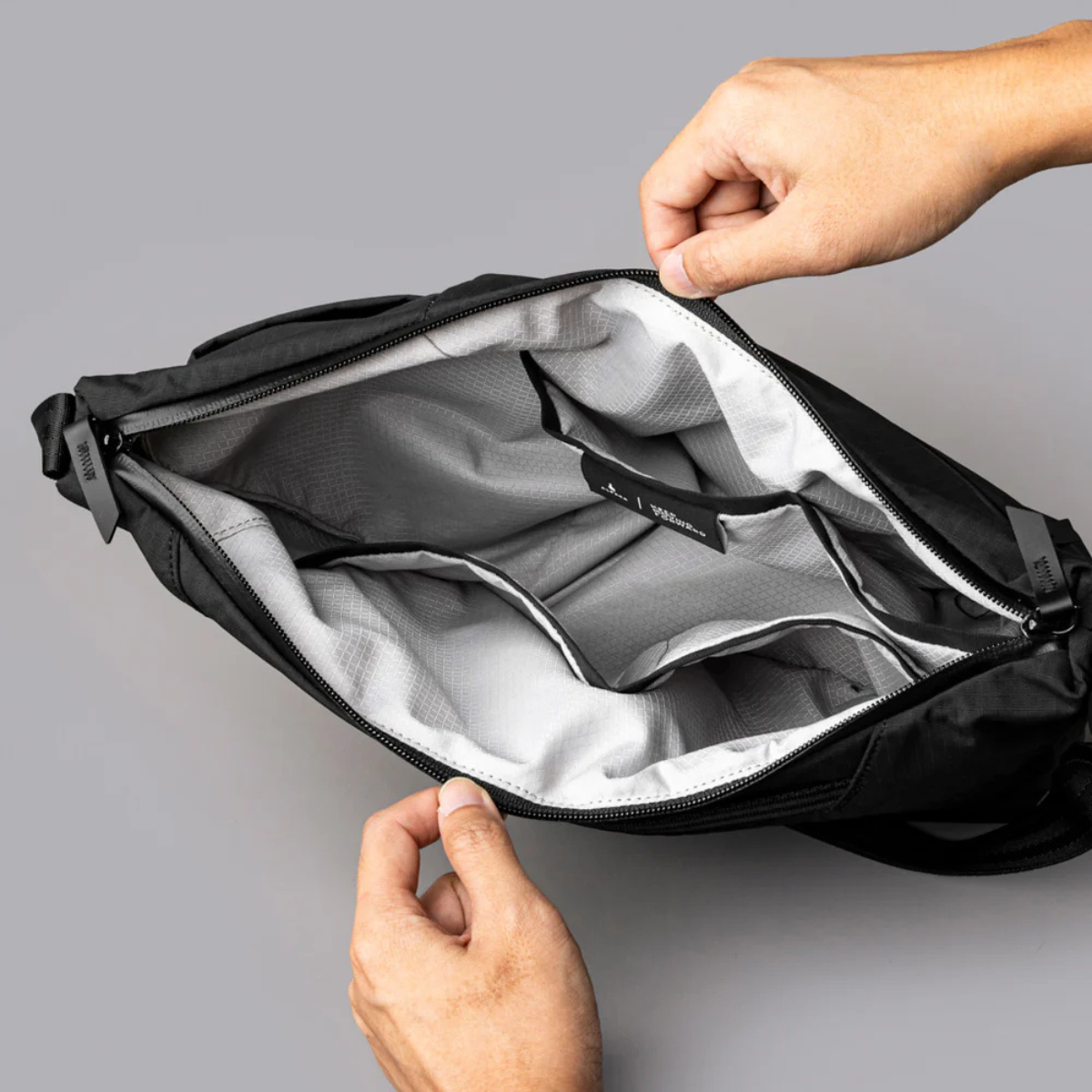 Alpaka Flow Satchel 側肩包
寬敞的主隔層刻意保持整潔,可容納各種形狀和尺寸的日常裝備。
全拉鍊封口可讓您的所有物品安全存放。