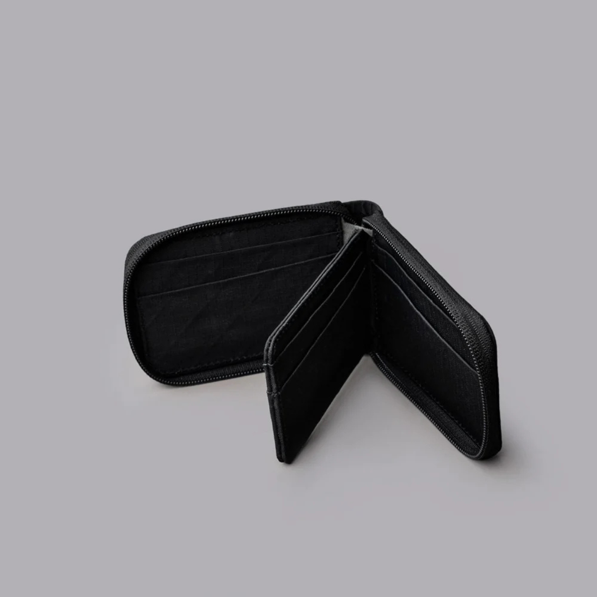 10+卡容量: 內部 9 個精心設計的卡槽,可容納超過 10 張卡片,保持卡片整齊有序。