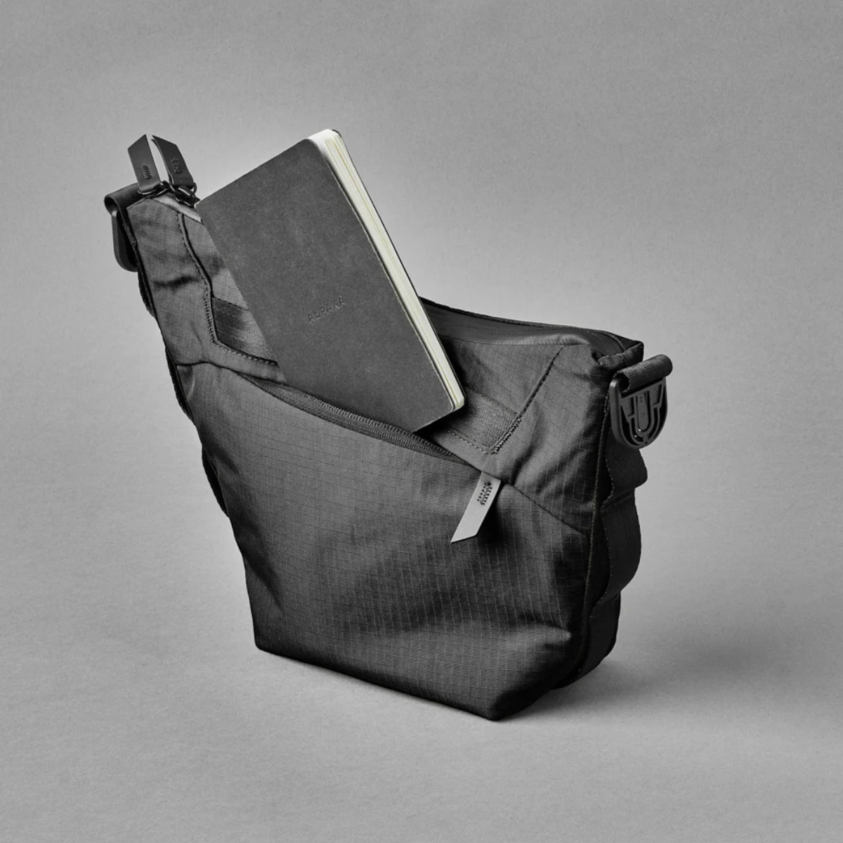 Alpaka Flow Satchel 側肩包
背面的拉鍊口袋足夠深,可容納 iPad mini(標準尺寸版本)