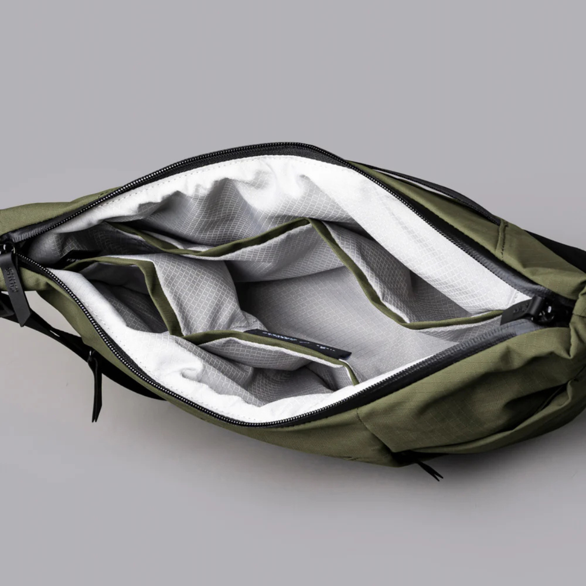 Alpaka Flow Satchel 側肩包
寬敞的主隔層刻意保持整潔,可容納各種形狀和尺寸的日常裝備。
全拉鍊封口可讓您的所有物品安全存放。