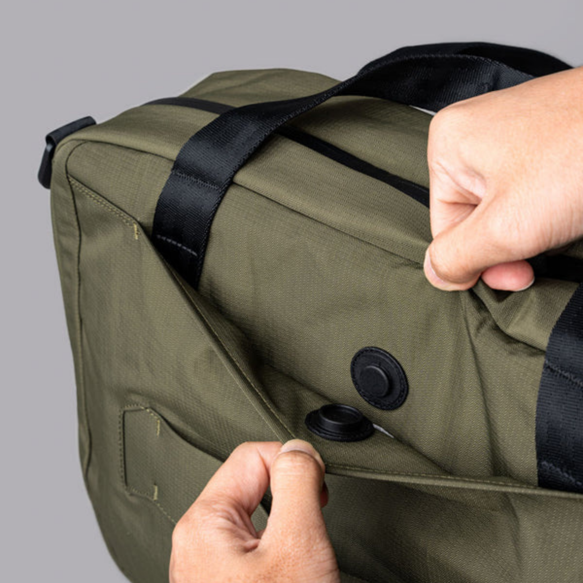 Alpaka Bravo Brief 商務手提包
磁性外袋:外部磁性口袋方便存取手機或登機證,提升使用便利性。