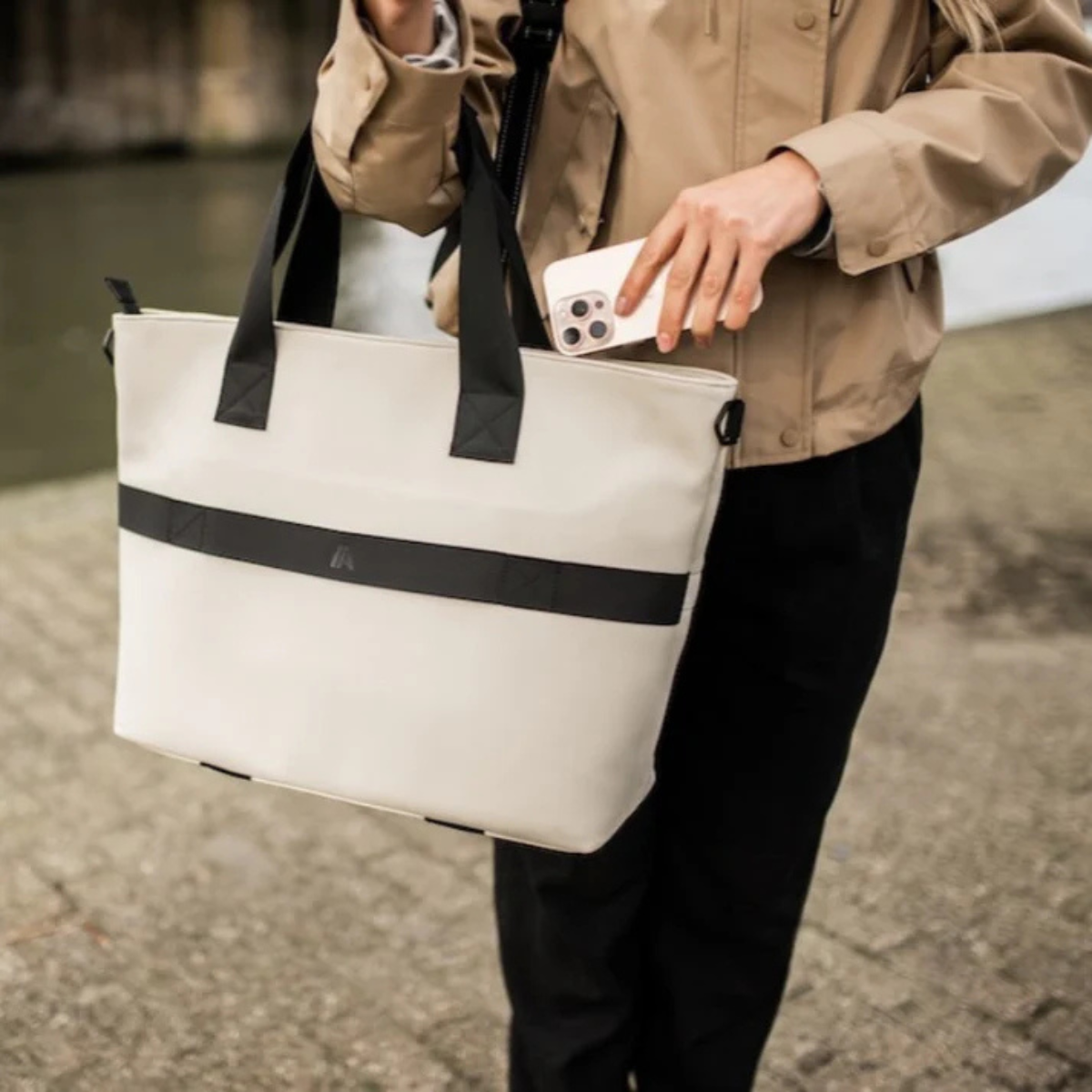 配備高端可調節肩帶及輕量設計(僅 1.1kg),長時間使用也能保持舒適。