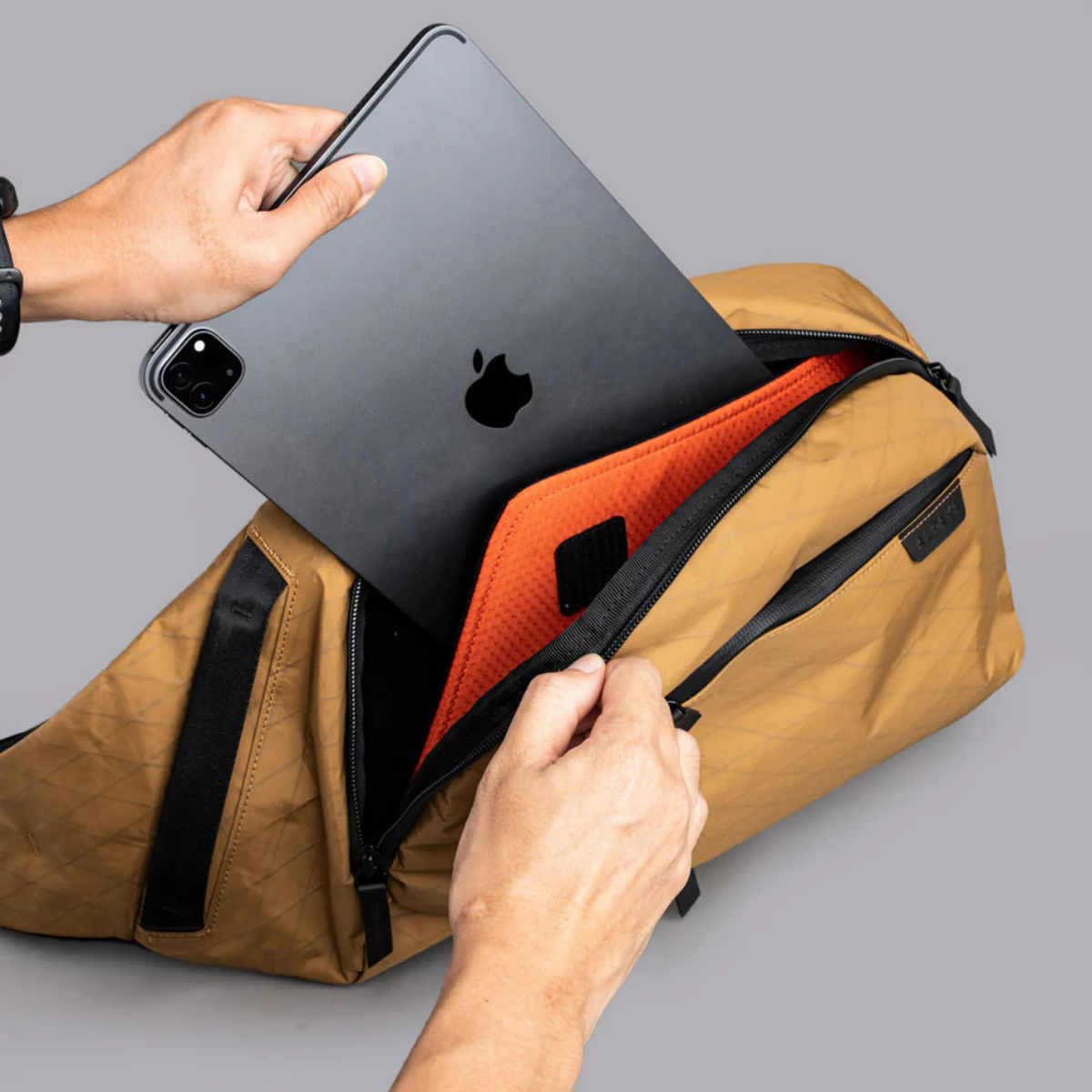 帶襯墊的 11 吋平板電腦或筆記型電腦內膽包,帶彈力鉤環閉合