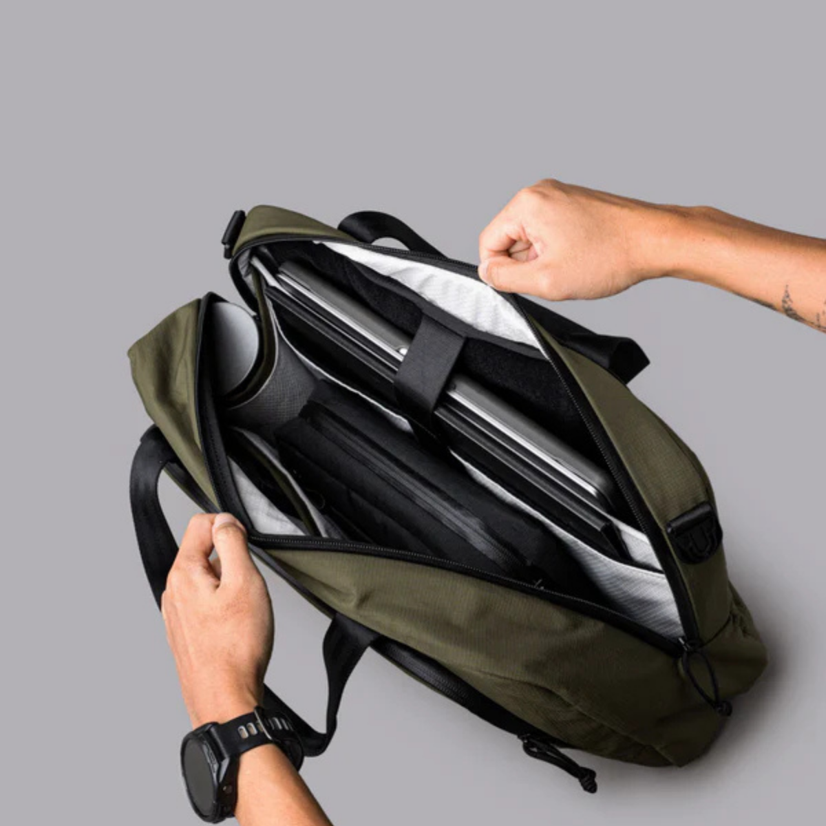 Alpaka Bravo Brief 商務手提包
筆記型電腦保護套:內部加墊 16 吋筆記型電腦專屬隔層,並採用柔軟內襯,提供卓越保護。