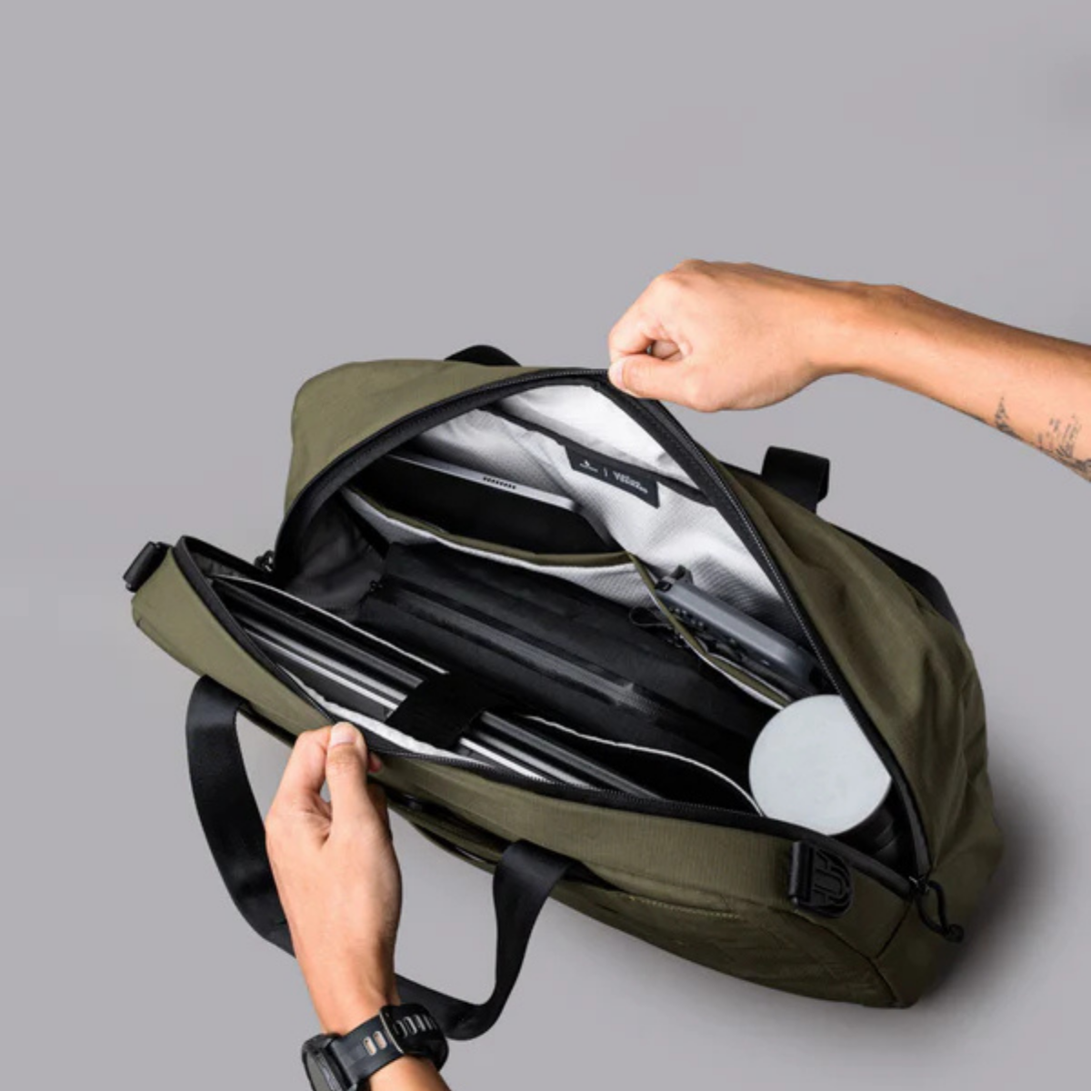 【Alpaka】Bravo Brief 商務手提包 400D|輕便防潑水
筆記型電腦保護套:內部加墊 16 吋筆記型電腦專屬隔層,並採用柔軟內襯,提供卓越保護。