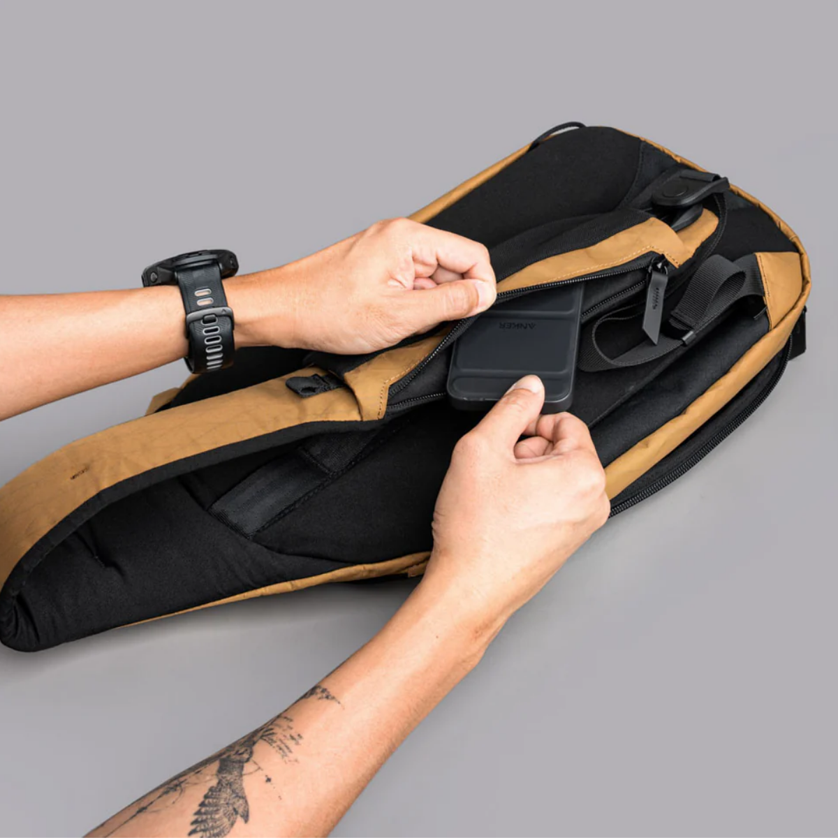 易於拿取、有拉鍊的一體式手機套