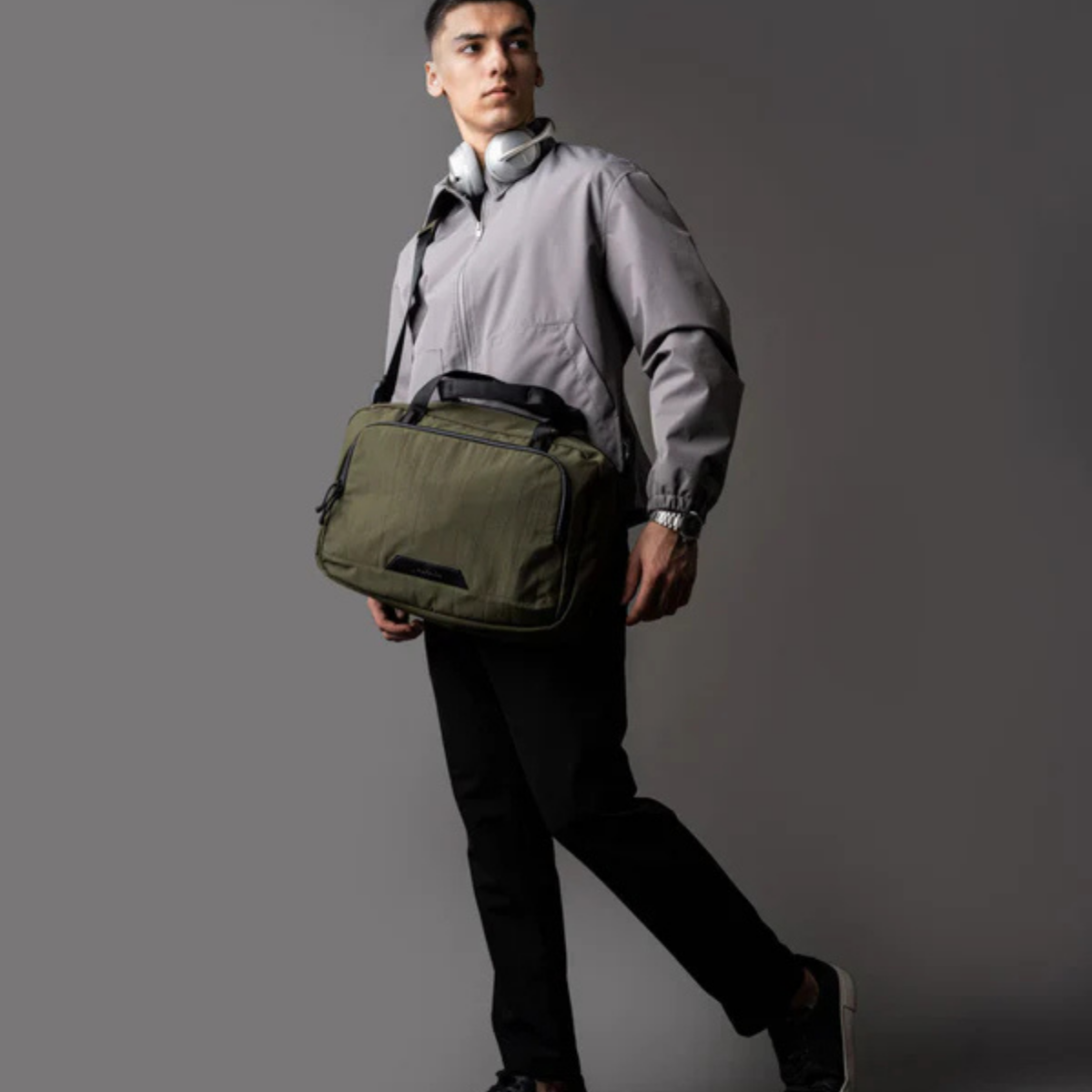 Alpaka Bravo Brief 商務手提包
雙模式攜帶:配有加厚手提帶與可拆卸肩帶,隨時切換攜帶模式,應對多場景使用需求。