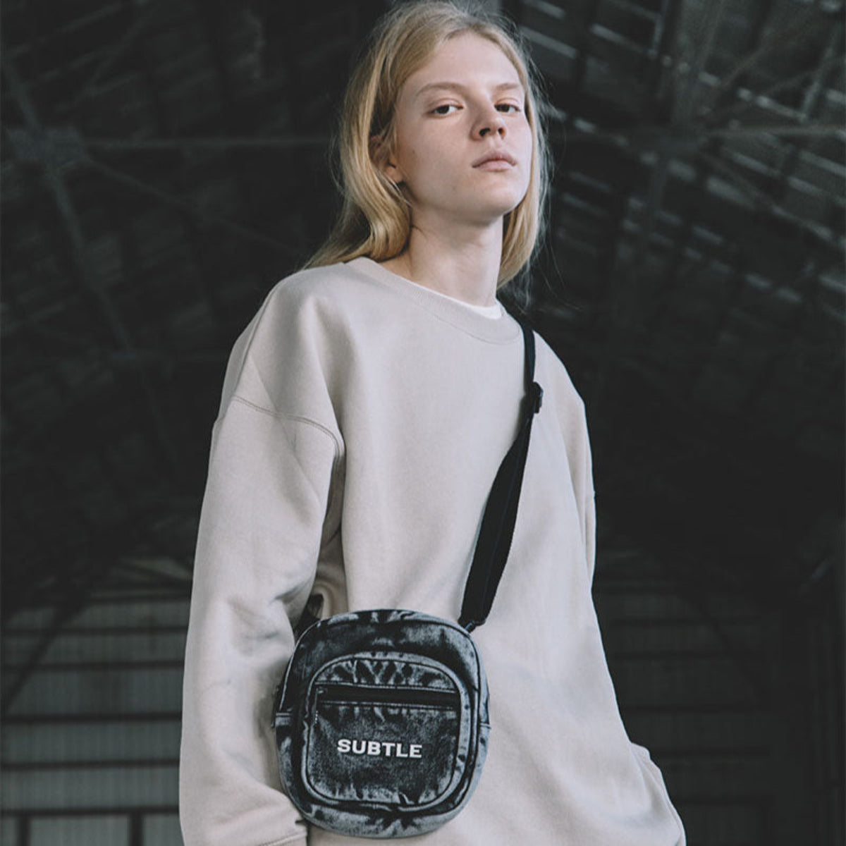 採用中空鋼製扣具,穩固耐用,提升包袋質感