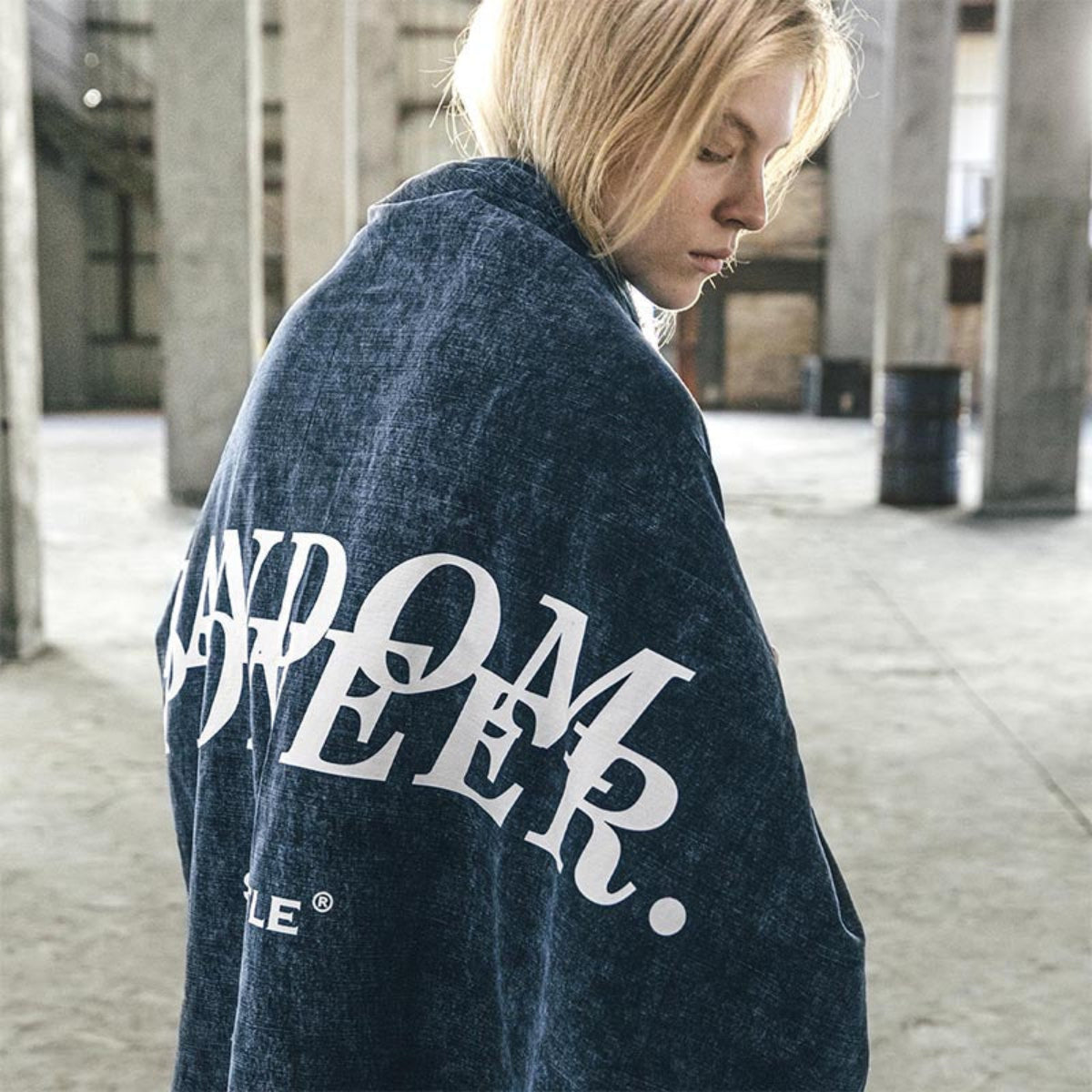 披肩用途示範圖 - SUBTLE RAWMAD 毛毯