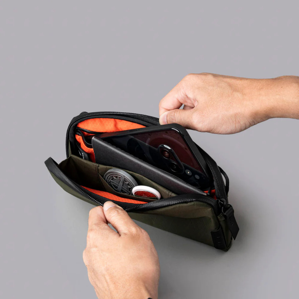 兩個內部隔層提供了適量的多功能組織,使事物井井有條,不感受到限制。