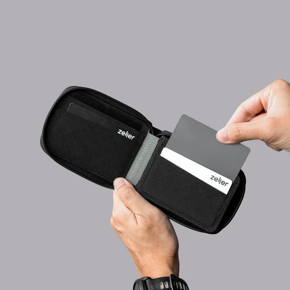 10+卡容量: 內部 9 個精心設計的卡槽,可容納超過 10 張卡片,保持卡片整齊有序。