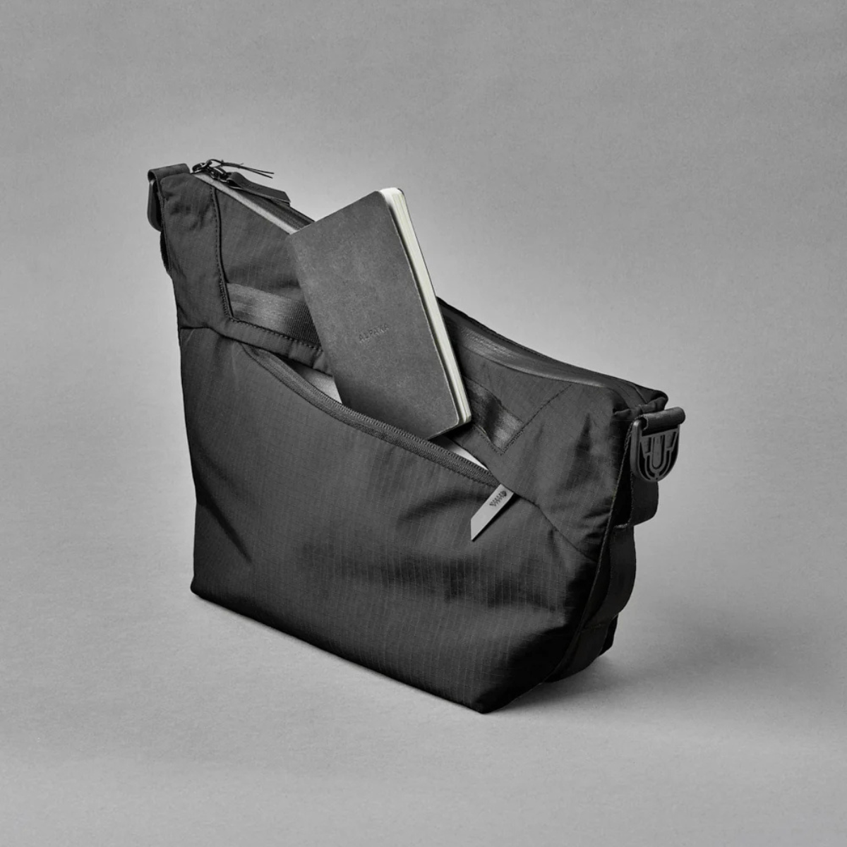 Alpaka Flow Satchel 側肩包
背面的拉鍊口袋足夠深,可容納 iPad mini(標準尺寸版本)