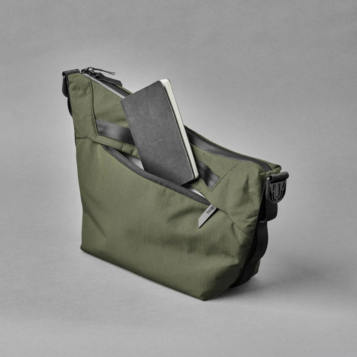Alpaka Flow Satchel 側肩包
背面的拉鍊口袋足夠深,可容納 iPad mini(標準尺寸版本)