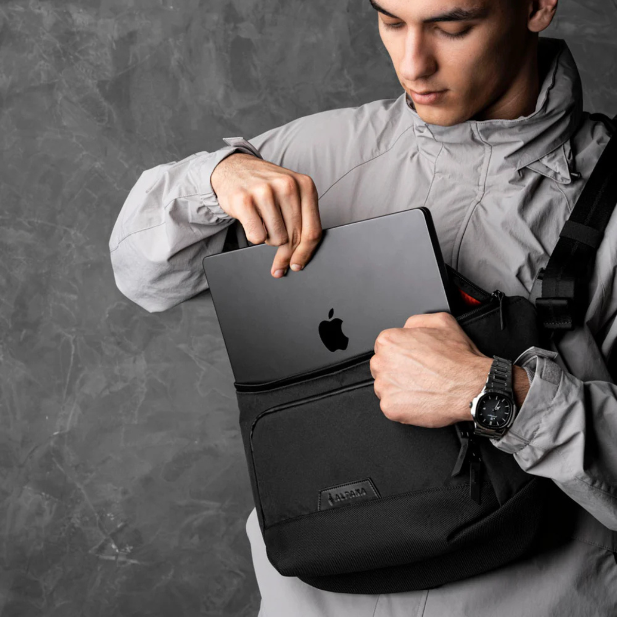 主隔層適合 14 吋 MacBook Pro