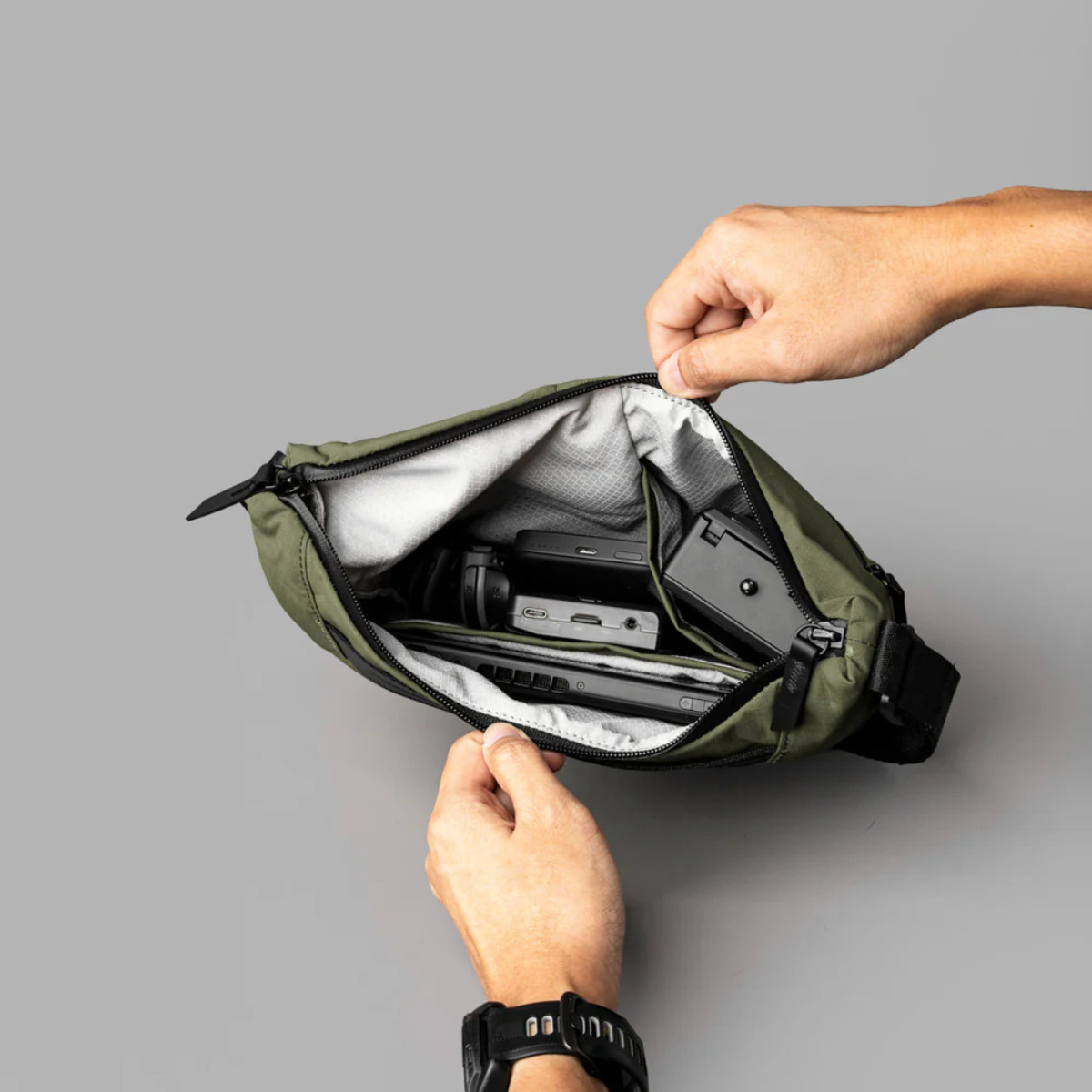 Alpaka Flow Satchel 側肩包
寬敞的主隔層刻意保持整潔,可容納各種形狀和尺寸的日常裝備。
全拉鍊封口可讓您的所有物品安全存放。