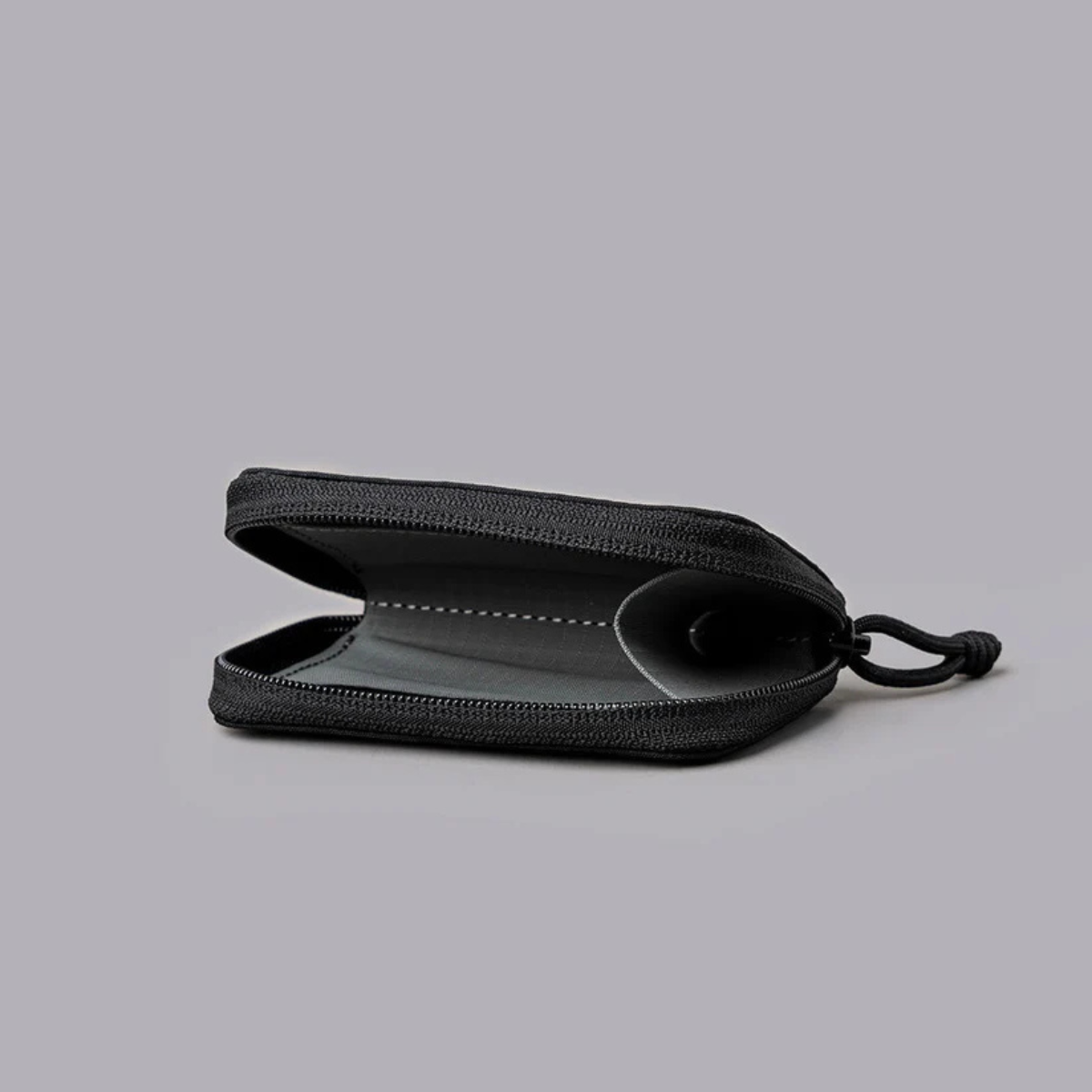 可容納最多 15 張卡片、5 枚硬幣及紙幣,滿足日常需求。