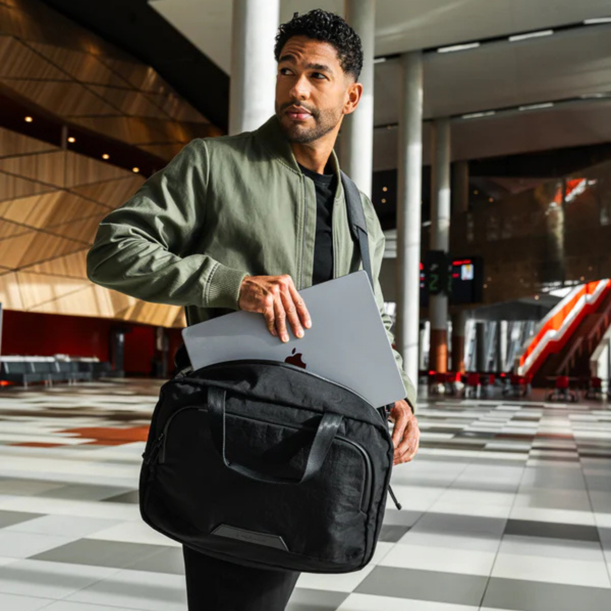 【Alpaka】Bravo Brief 商務手提包 400D|輕便防潑水
雙模式攜帶:配有加厚手提帶與可拆卸肩帶,隨時切換攜帶模式,應對多場景使用需求。