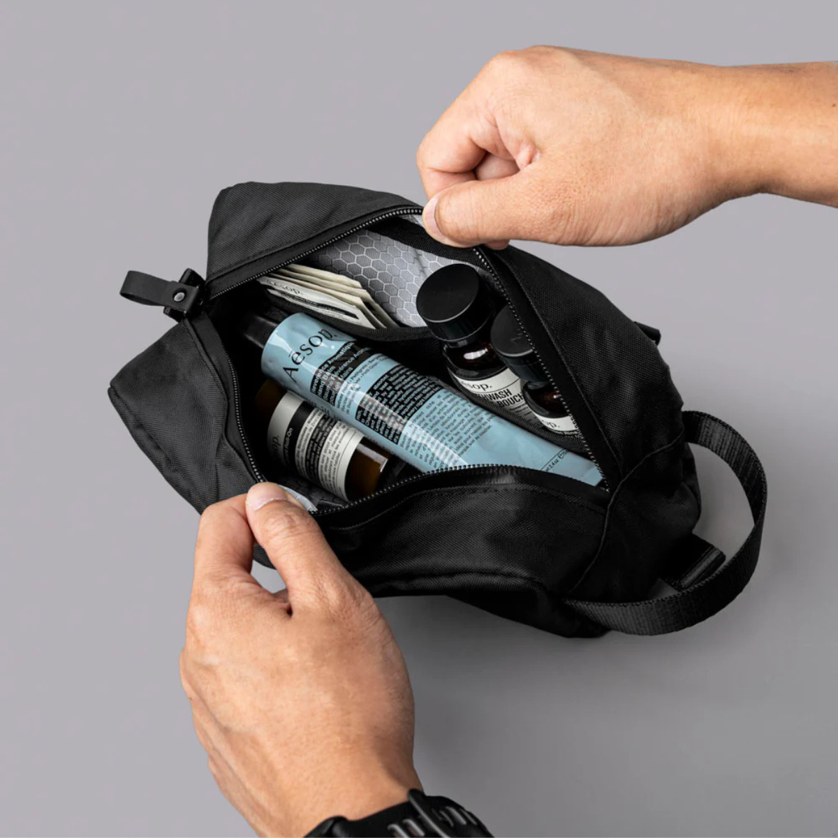 高效分類收納: 全長透明口袋與兩個網狀口袋,便於快速找到小型瓶罐或其他物品。