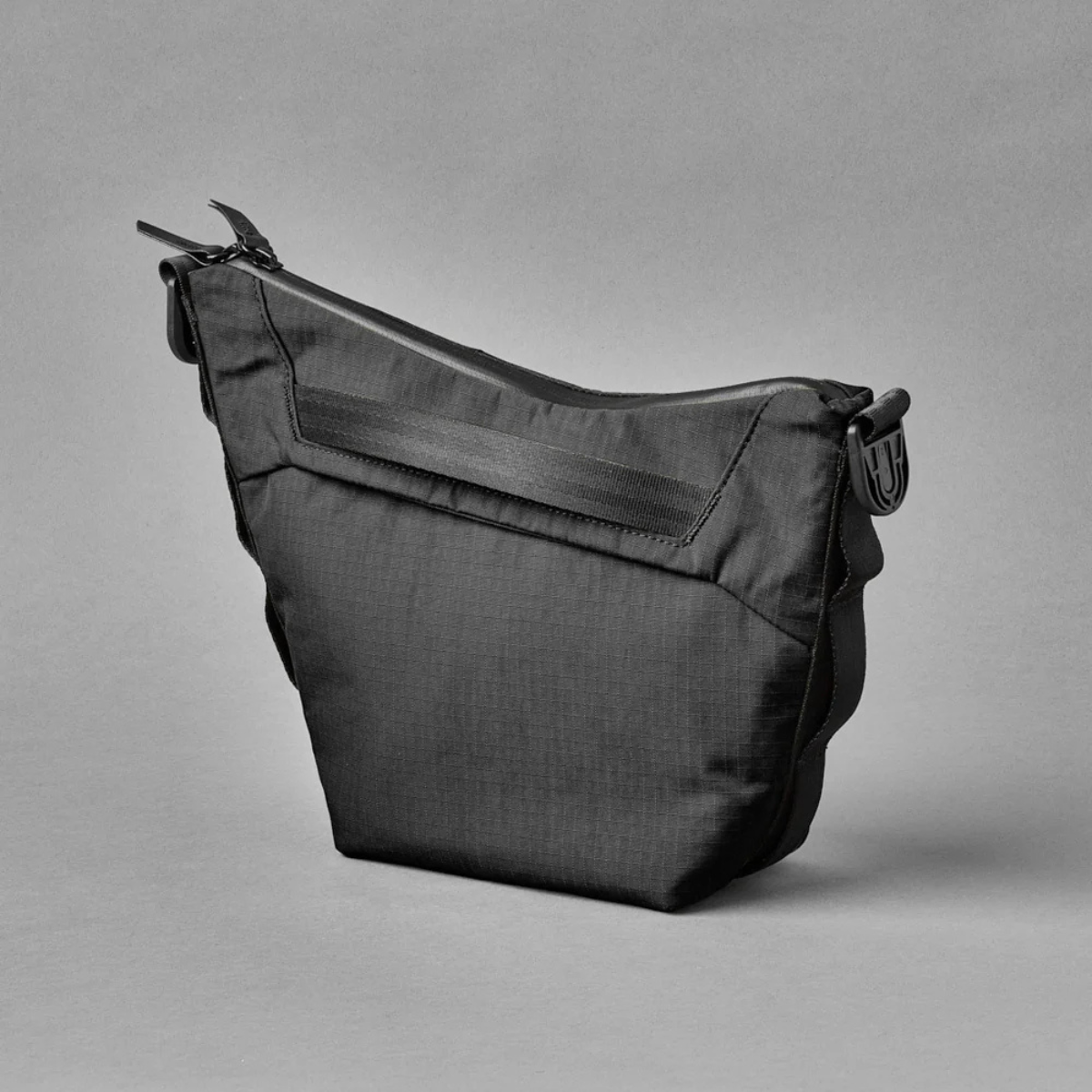 Alpaka Flow Satchel 側肩包