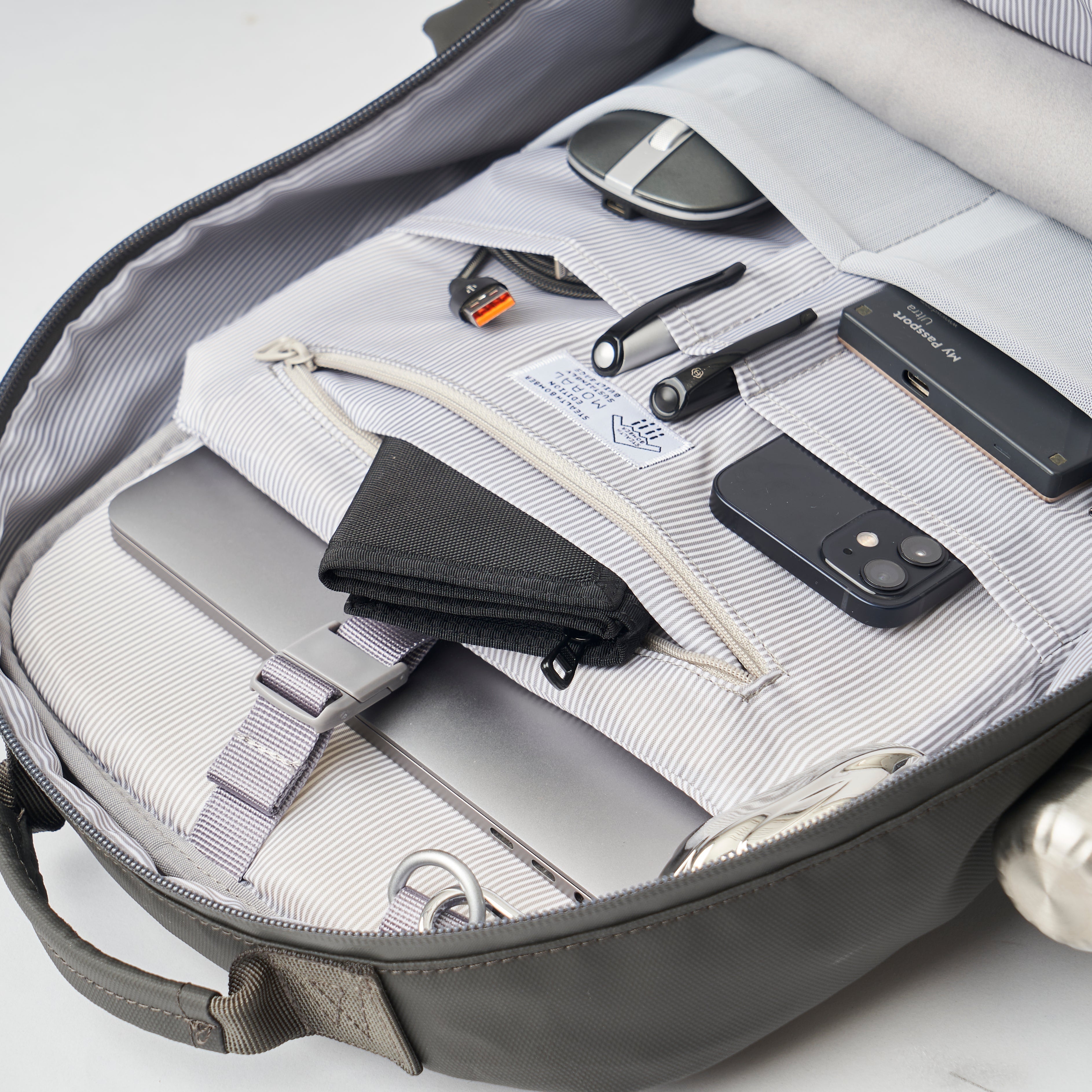 Moral UMAGO STAG II 背包 STEALTH BOMBER EDITION 內部多功能收納空間展示,可妥善放置筆電、手機與各類配件。分層設計提升整理與取用便利性。