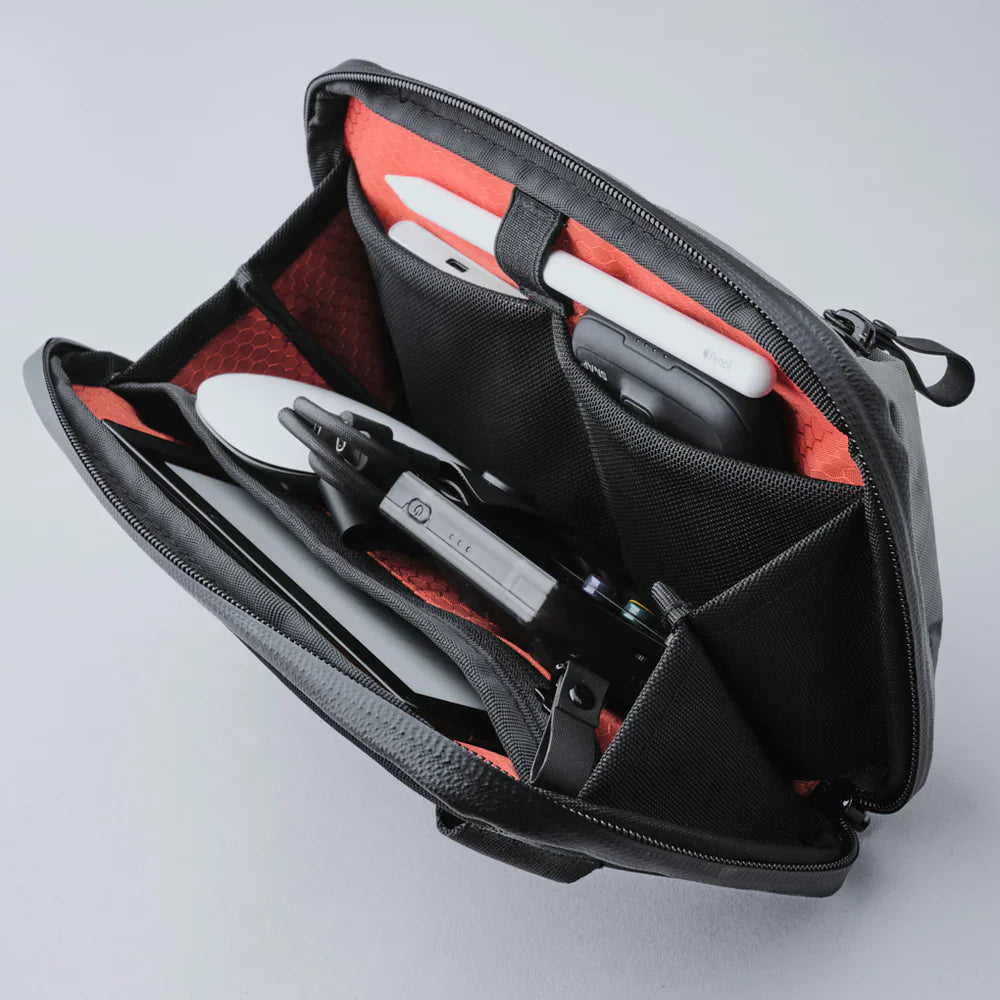 搭配 YKK 防水拉鍊 - 防水防塵,保護內部物品安全