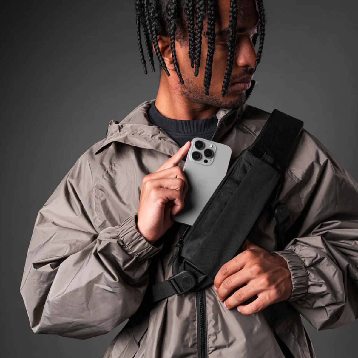 一體拉鍊手機套,快速取用更方便。